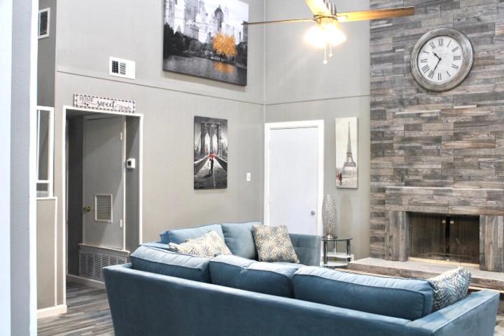 Five-Bedroom House - Photo 9
