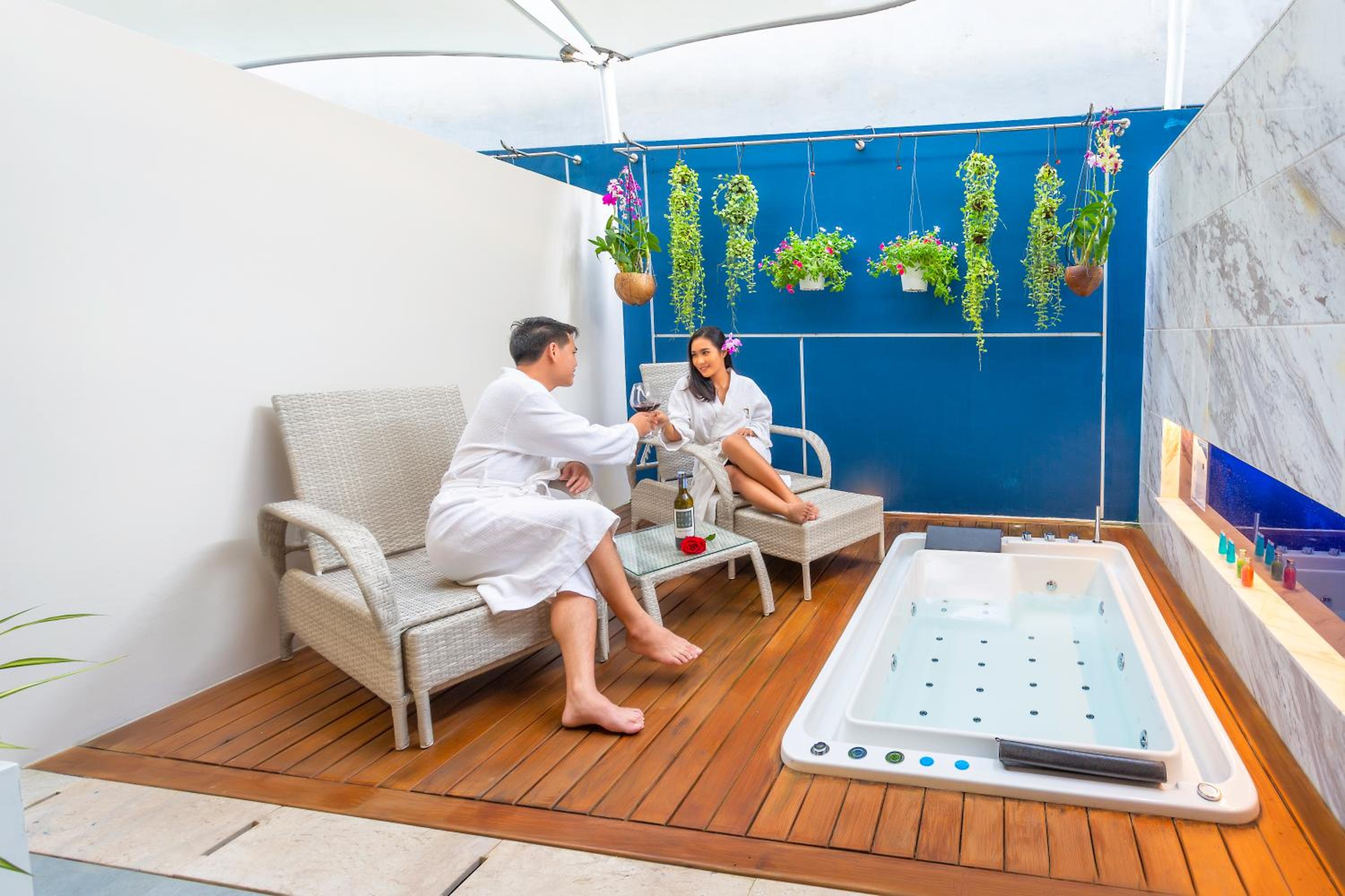 Deluxe Jacuzzi Room - Photo 2