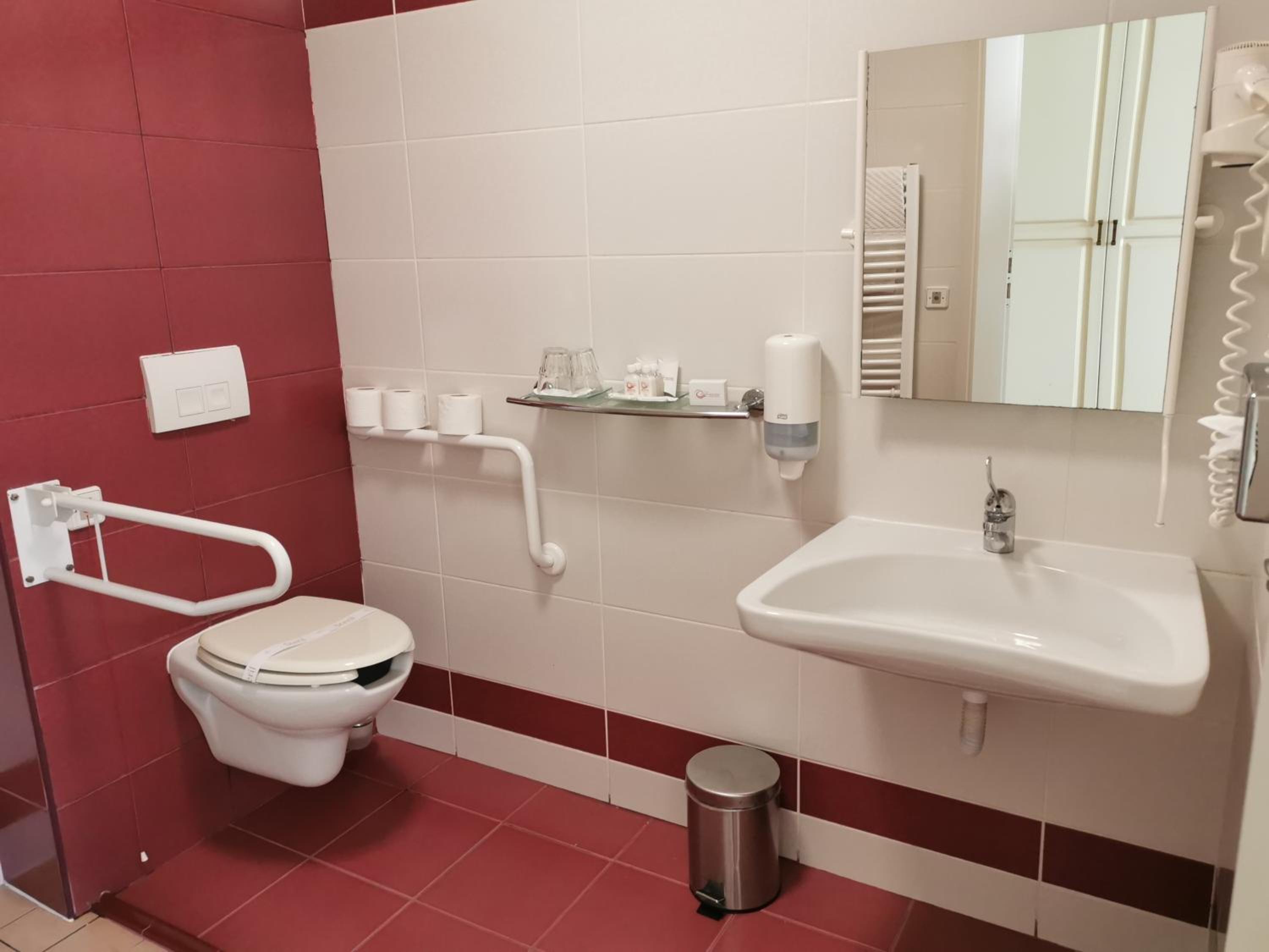 Queen Room - Disability Access - Photo 3