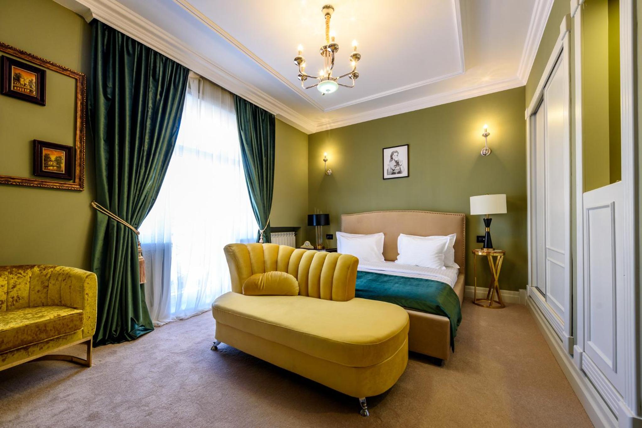 Deluxe King Room - Photo 13