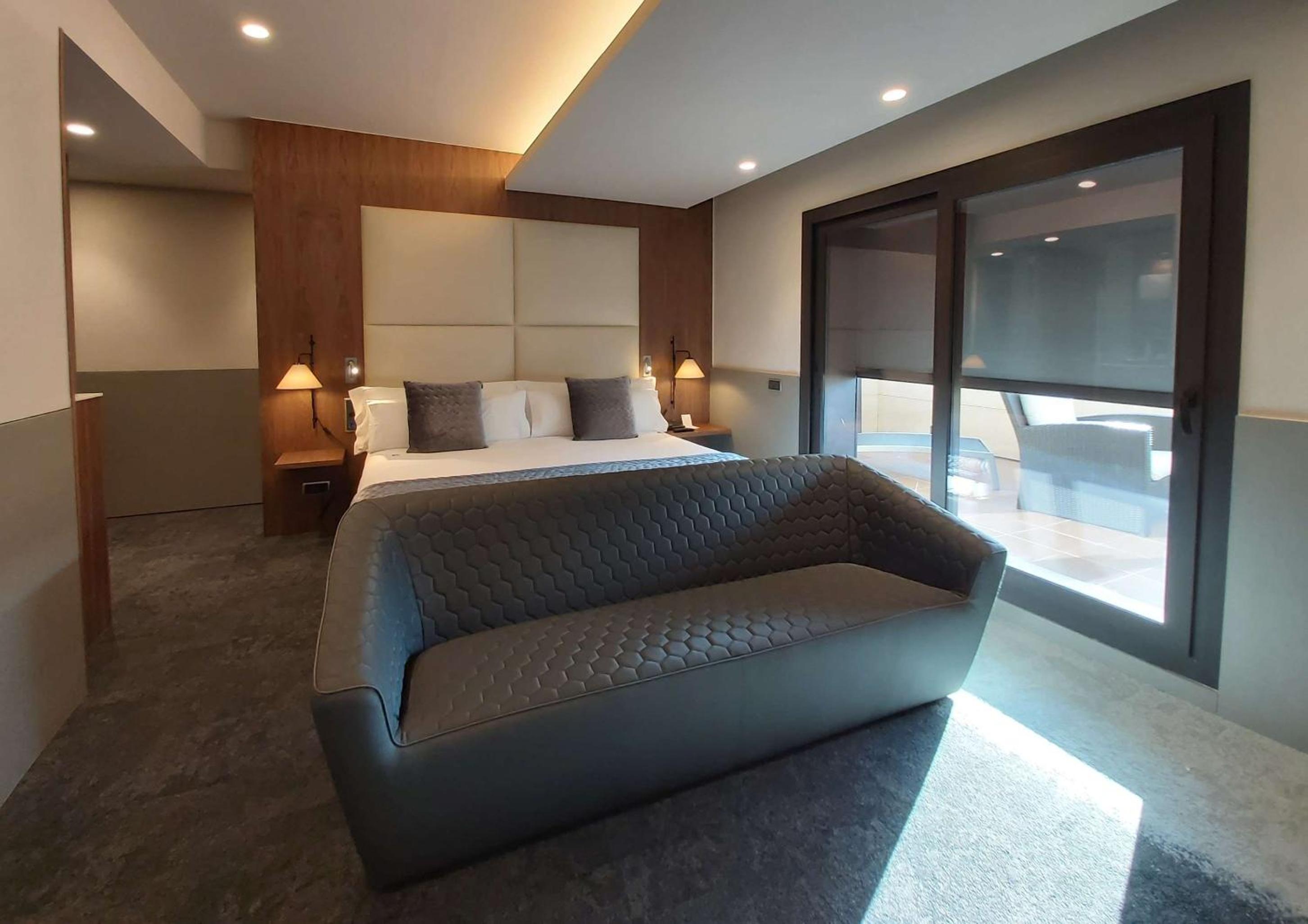 Superior King Suite photo 2