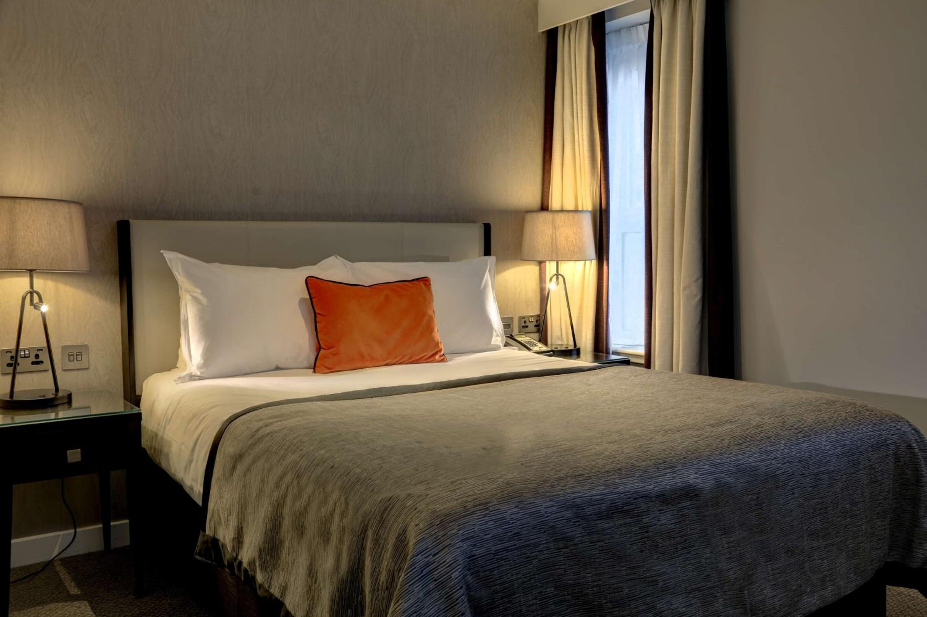 Standard King Room - Non-Smoking  - Photo 2