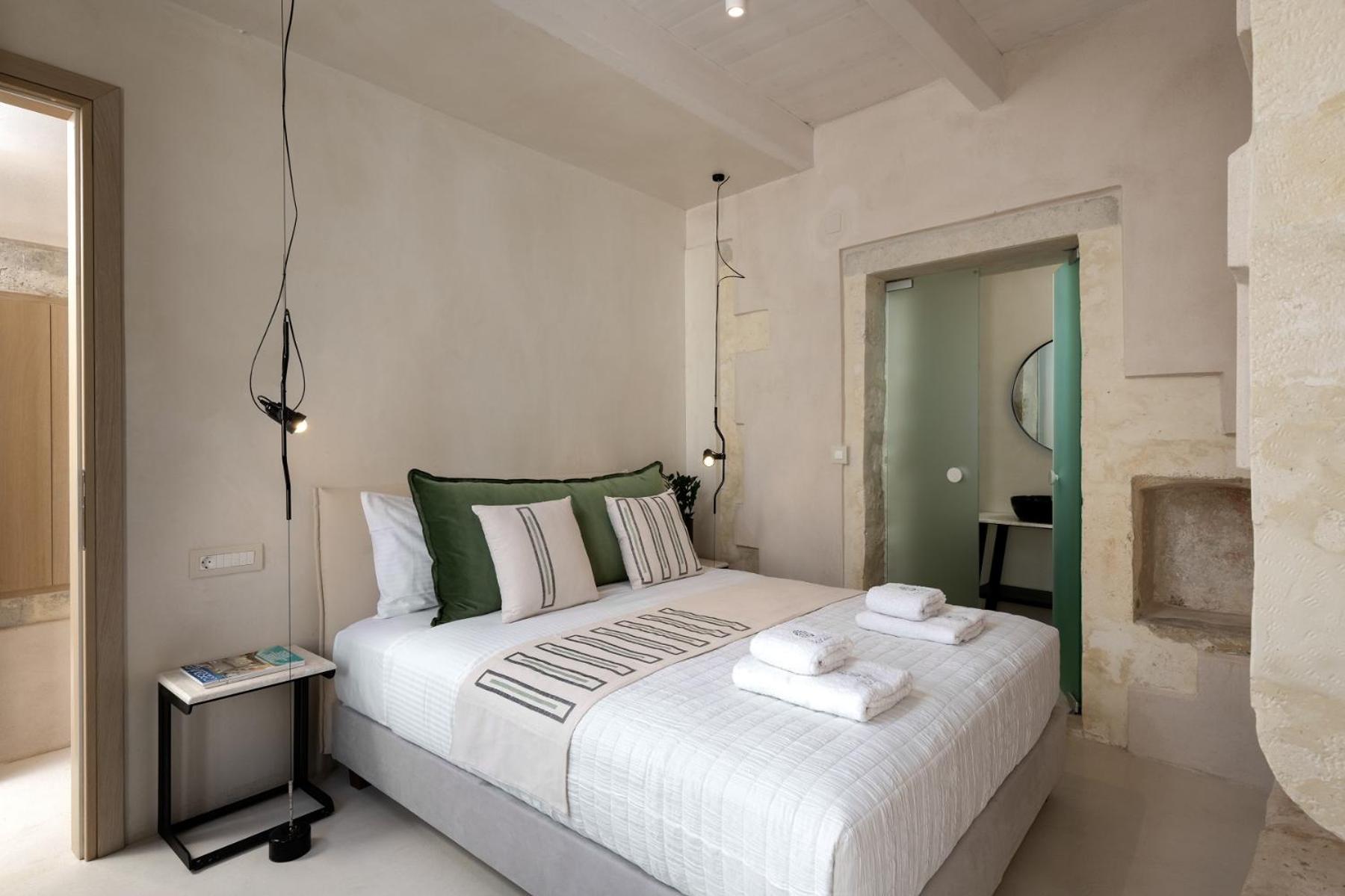 Deluxe Double Room - Photo 9