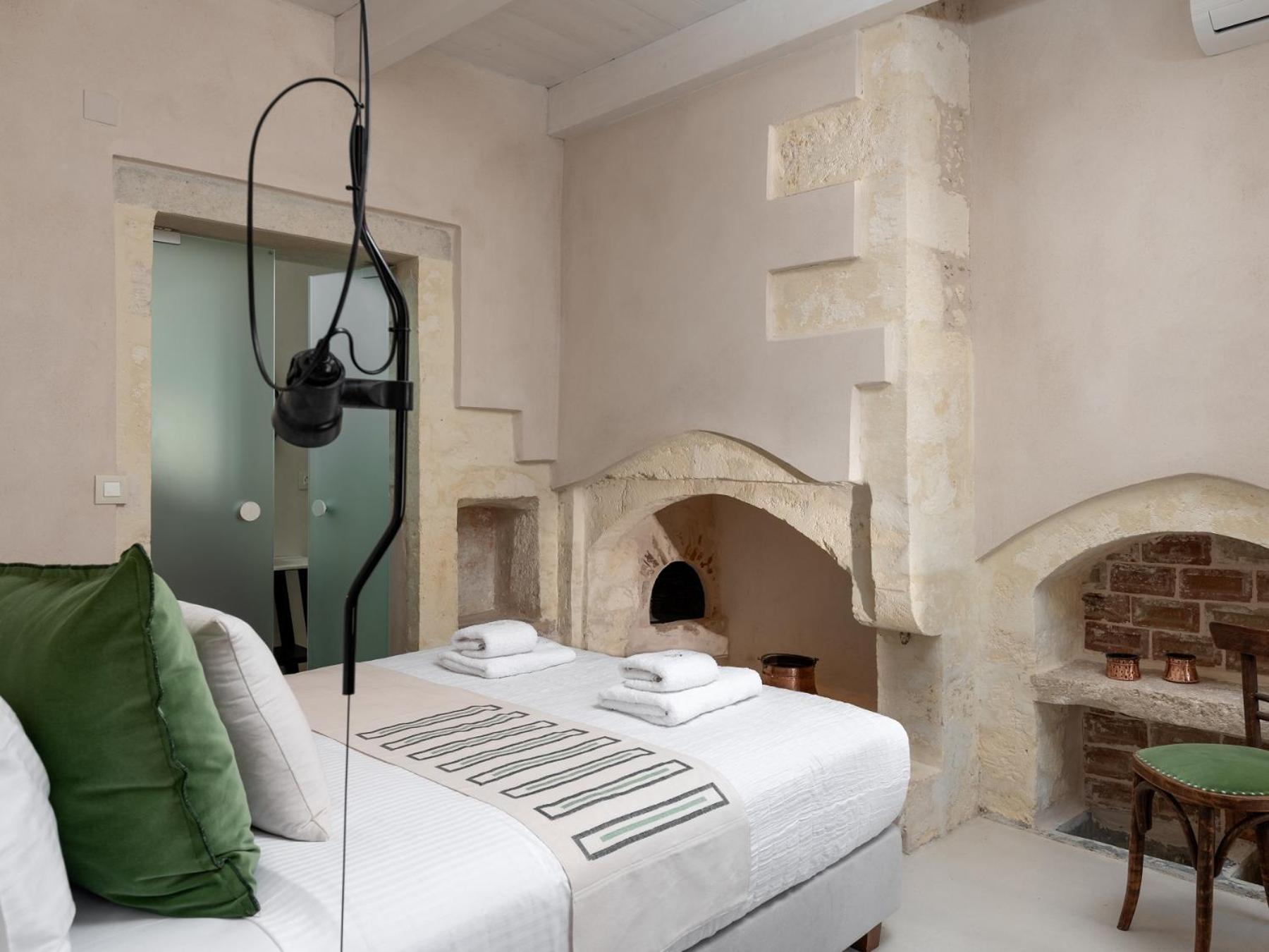 Deluxe Double Room - Photo 10