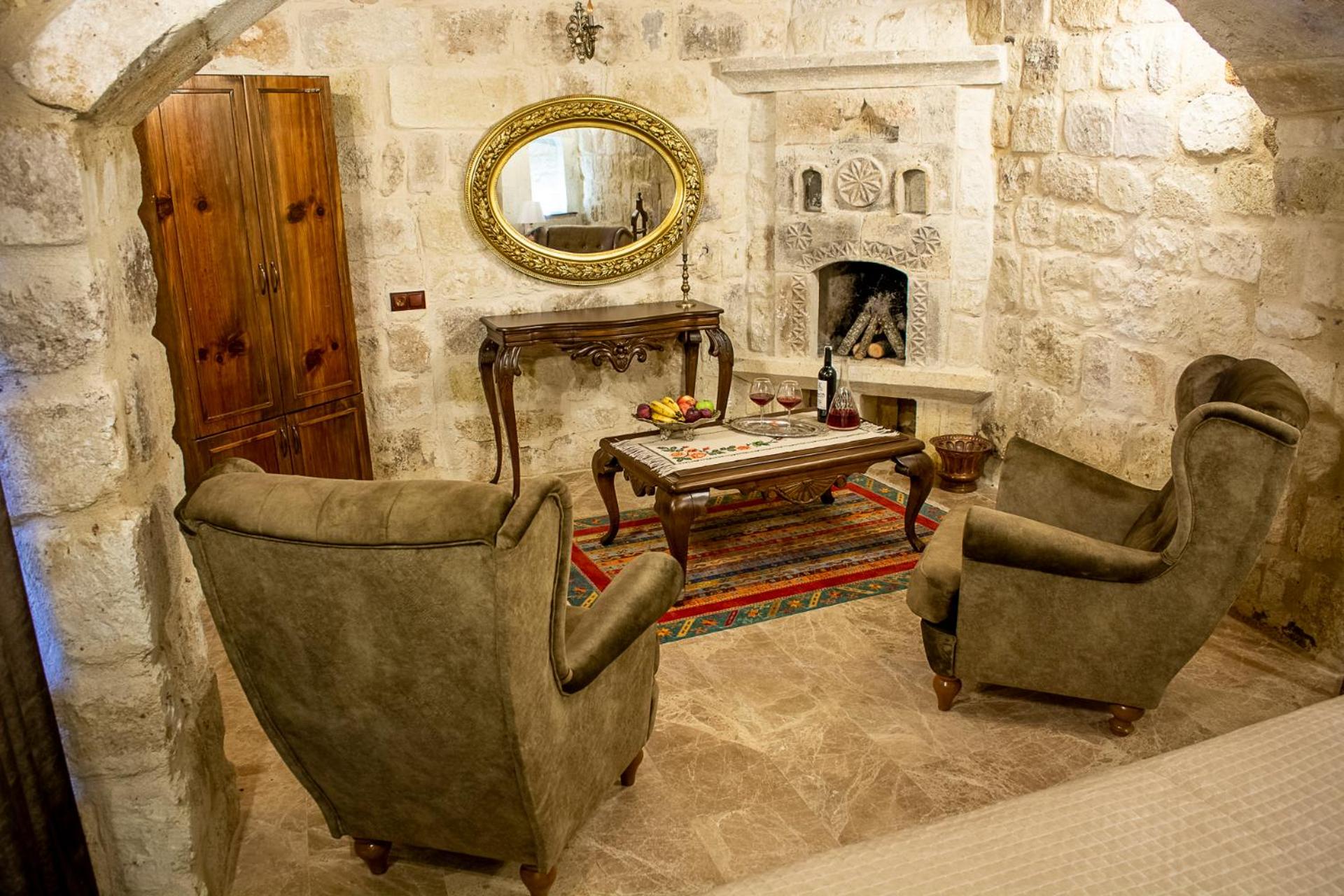 Superior Suite - Photo 14