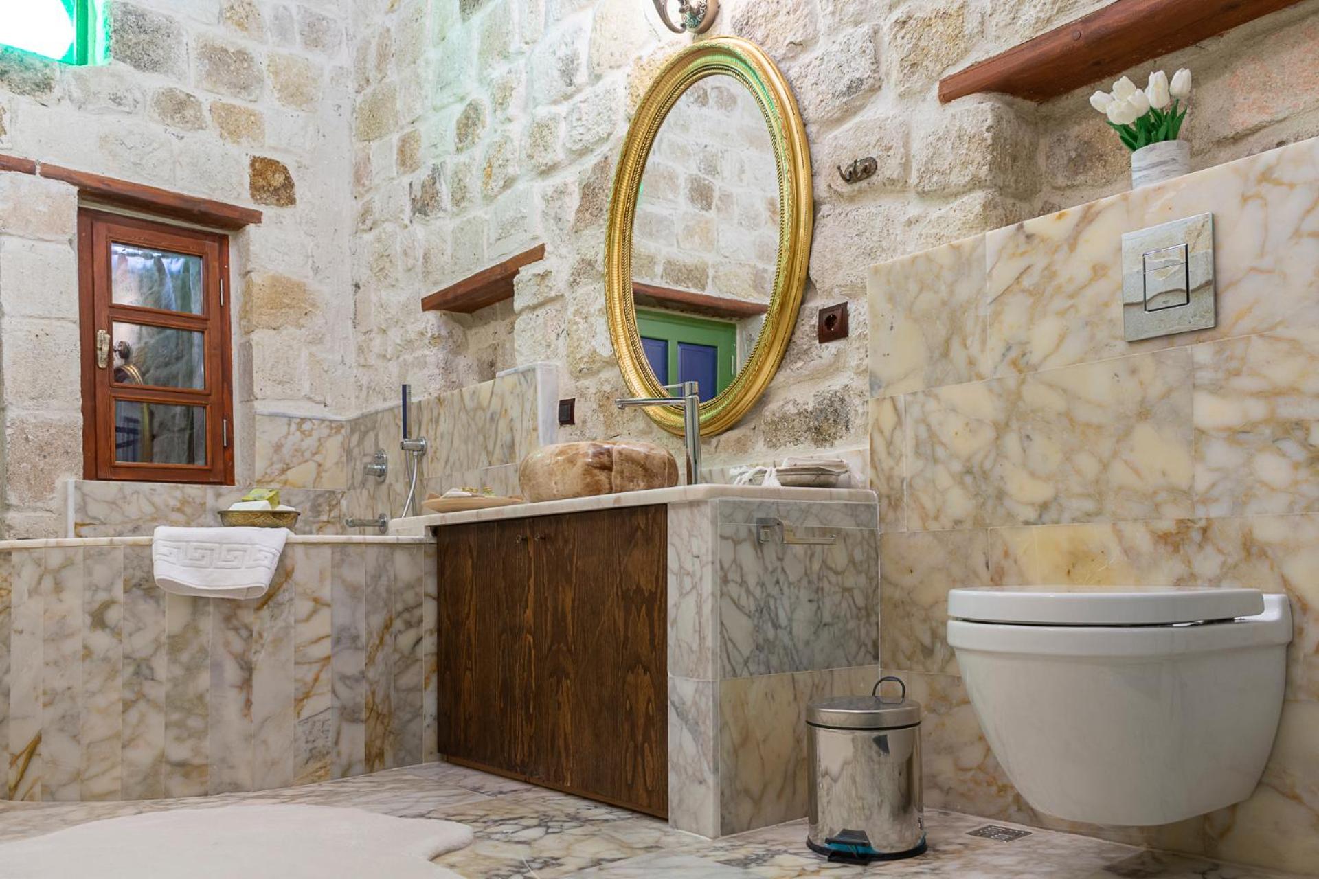 Superior Suite - Photo 17