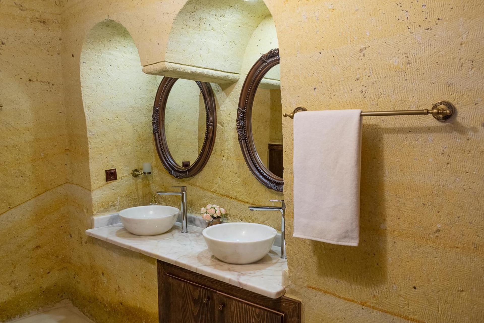 King Cave Suit with Spa Bath - Photo 2
