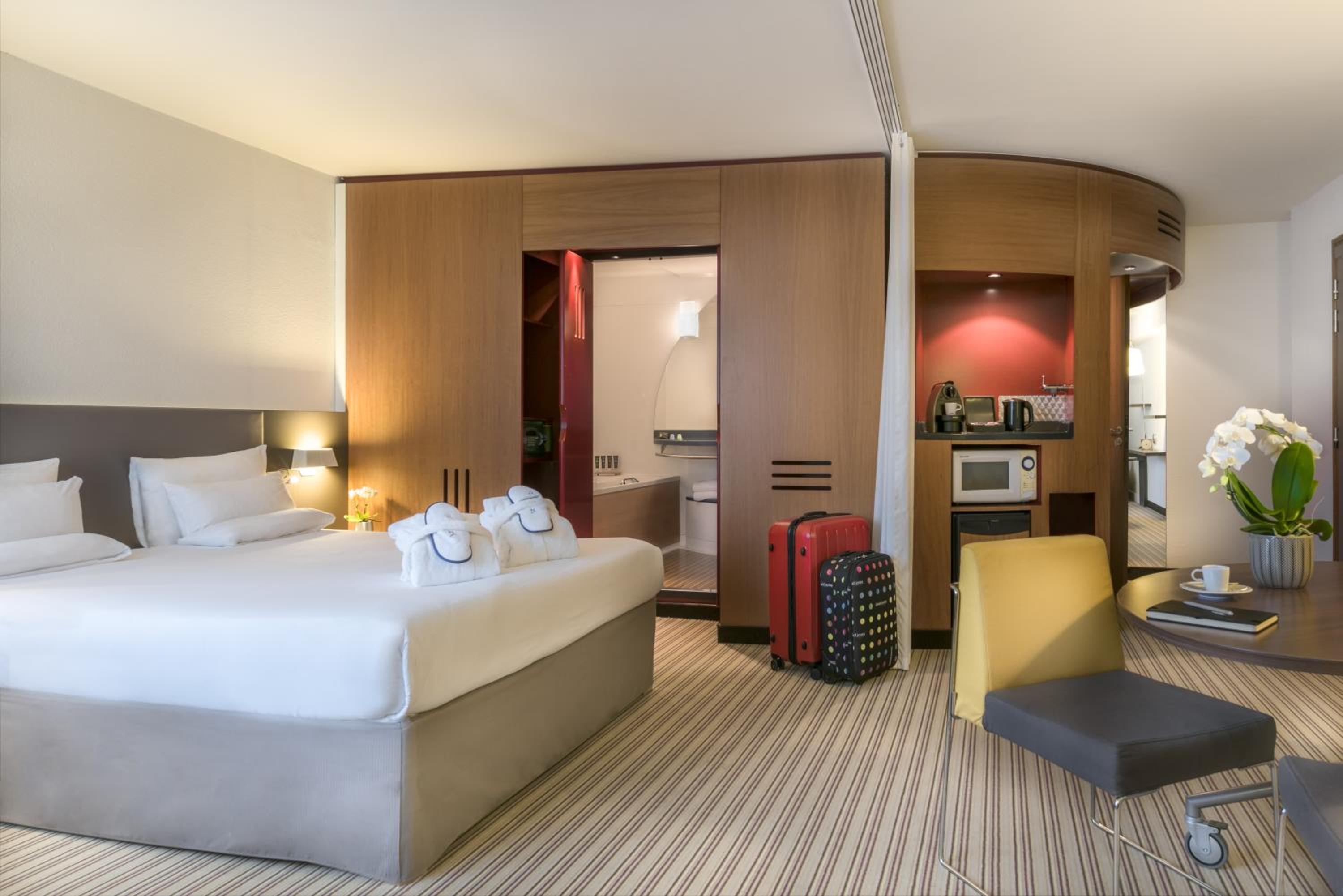 Executive Suite with One Queen Bed - Photo 1