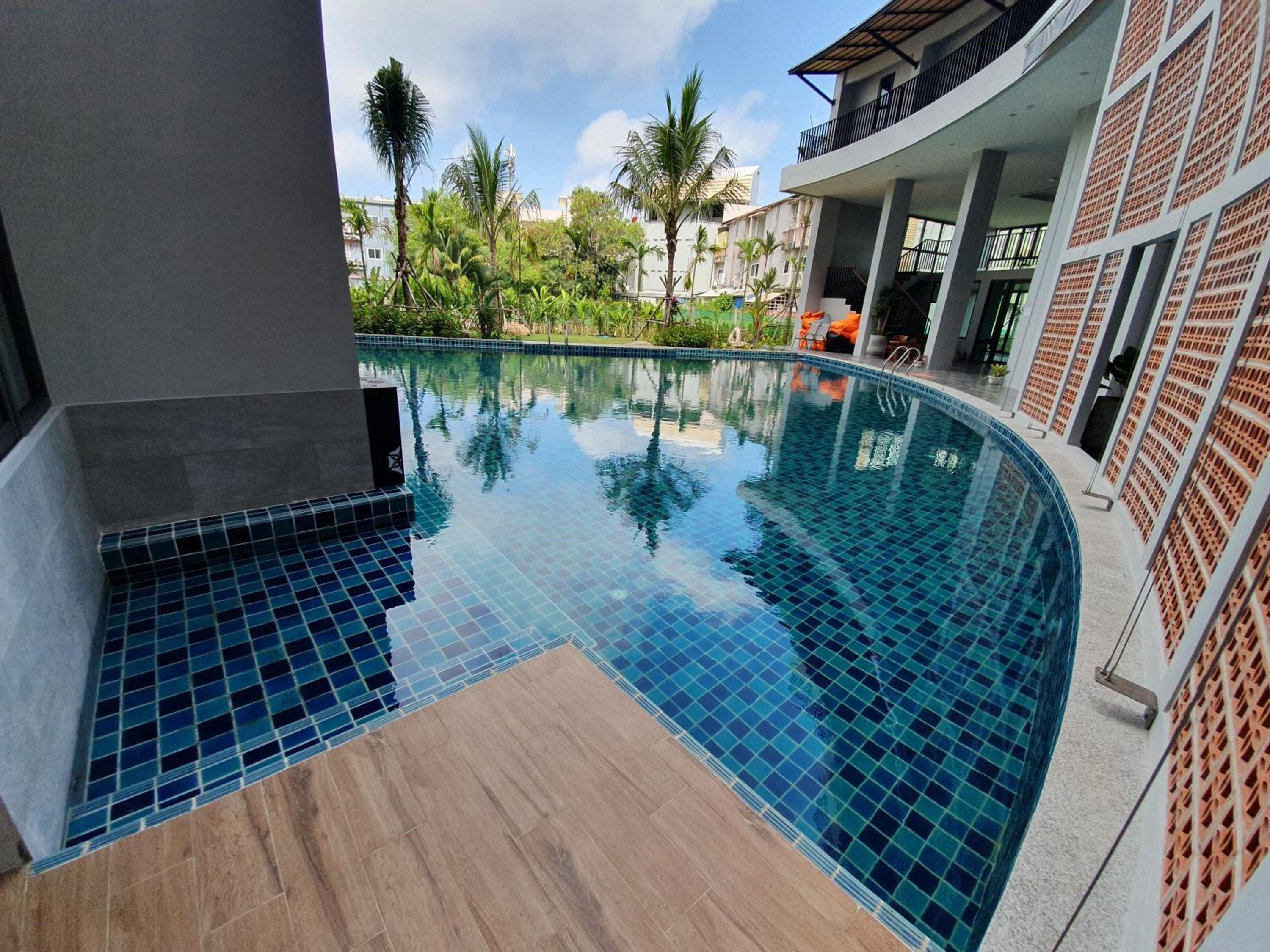 Suite with Pool View - Photo 17