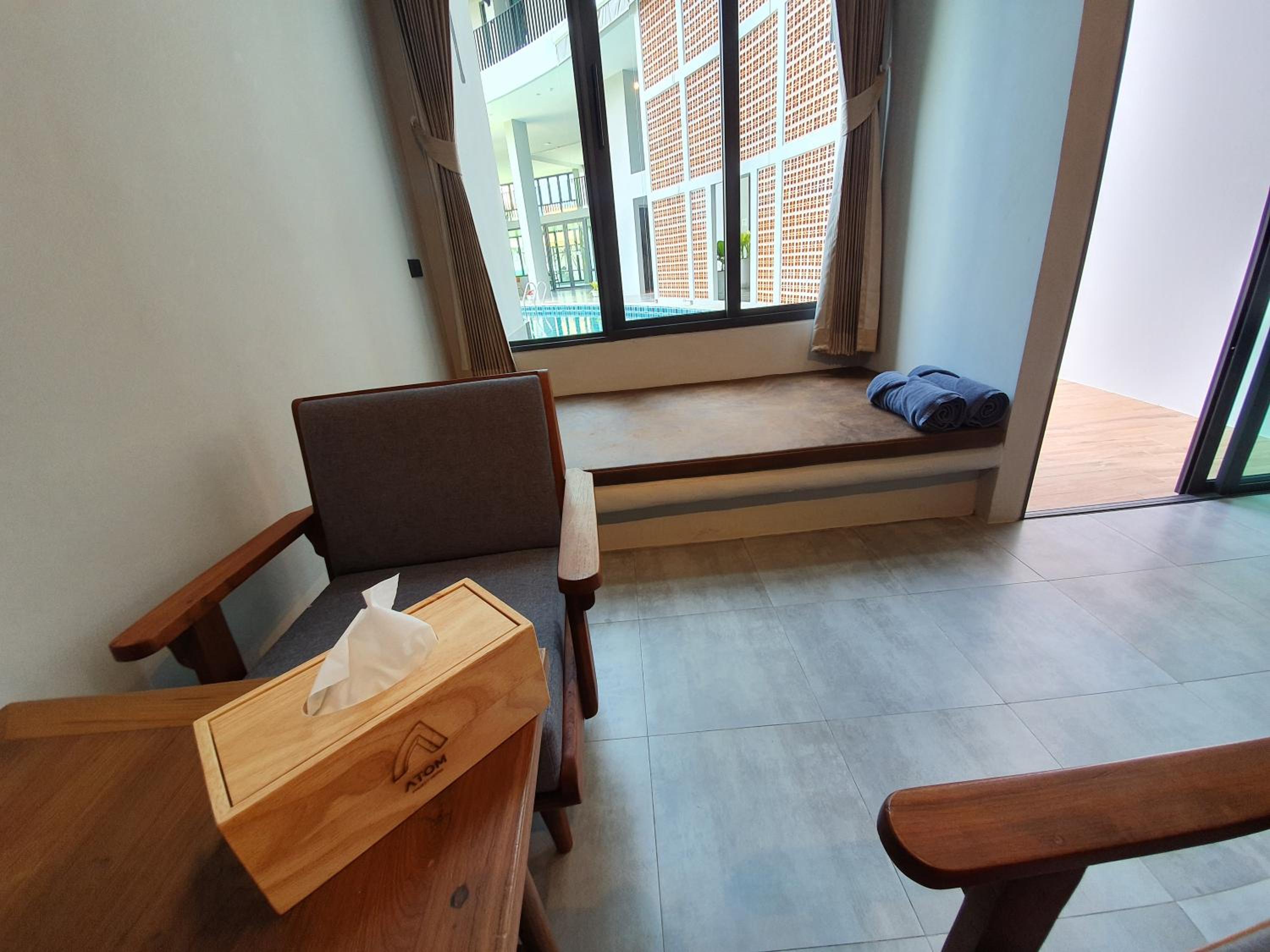 Suite with Pool View - Photo 16