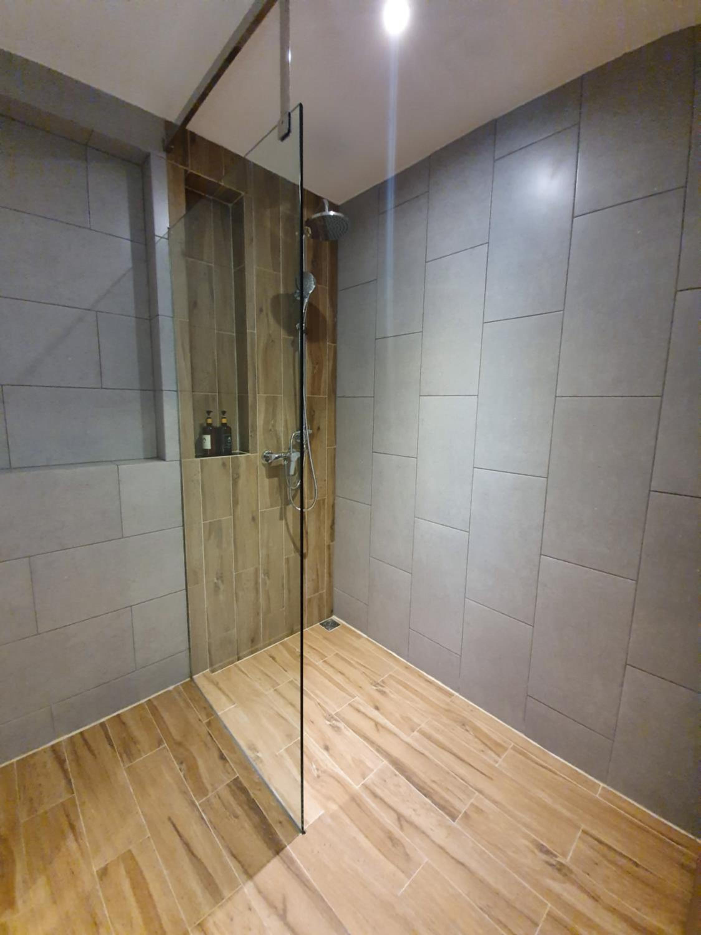 Suite with Pool View - Photo 13