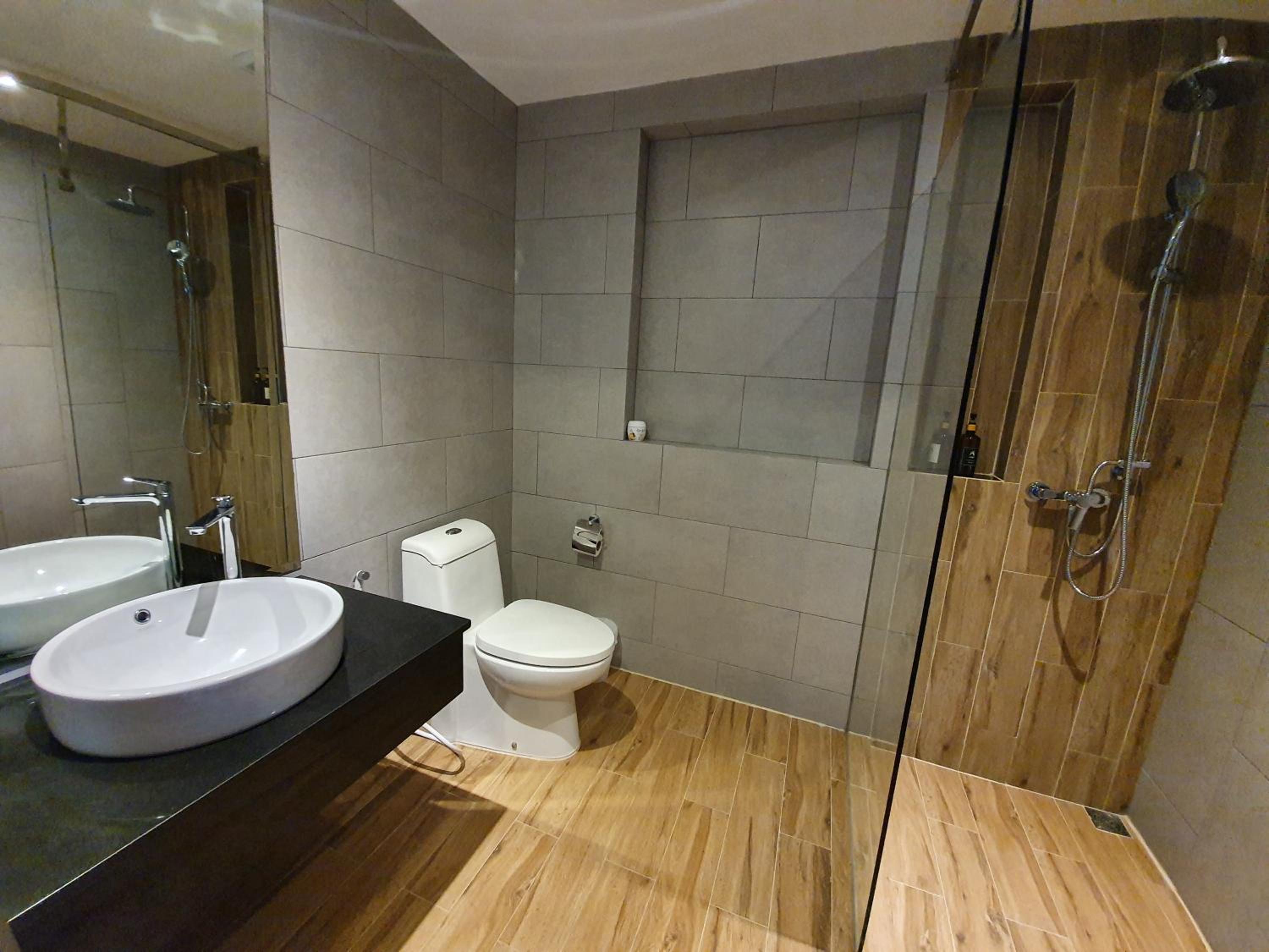 Suite with Pool View - Photo 12
