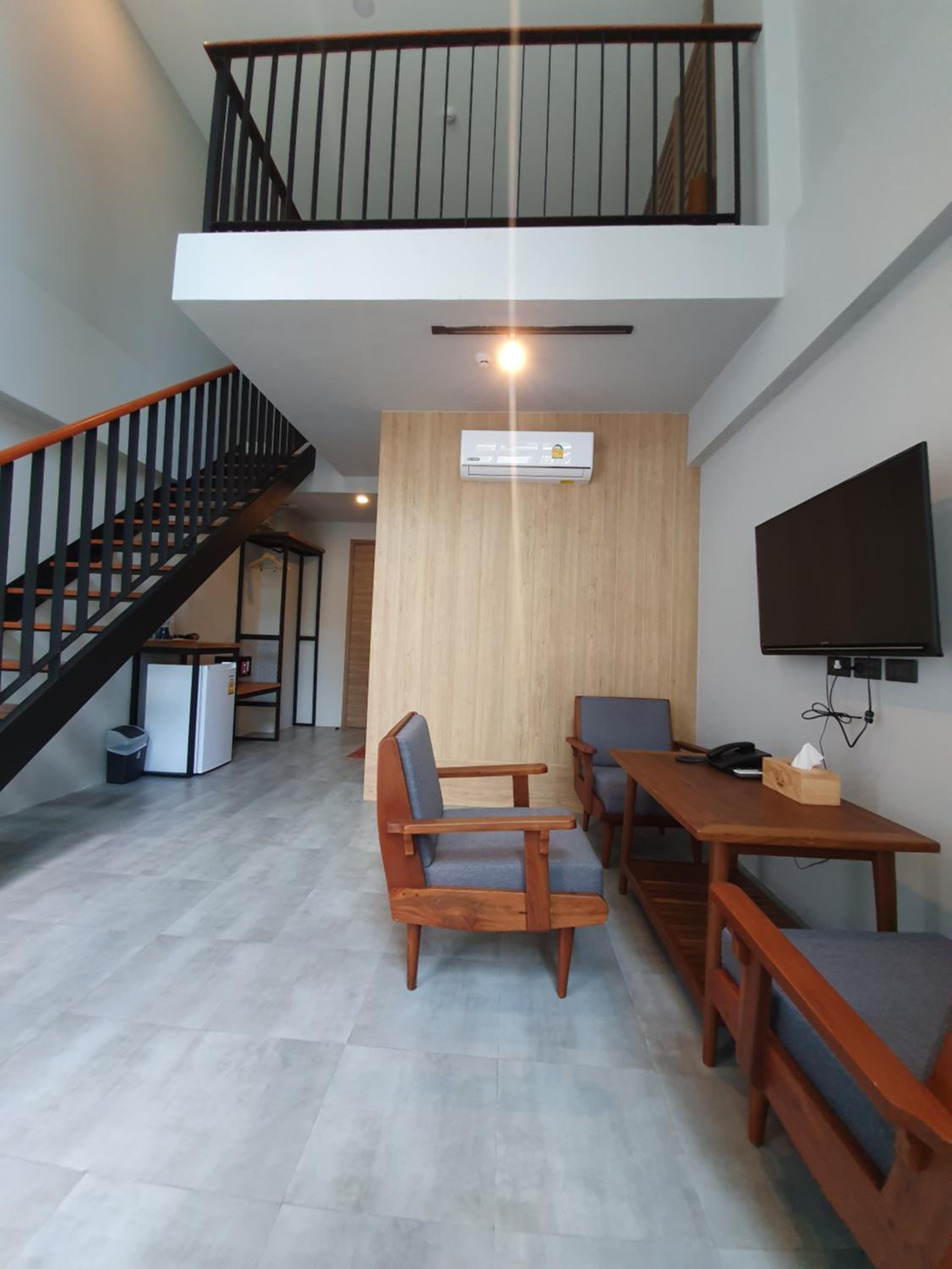 Suite with Pool View - Photo 11
