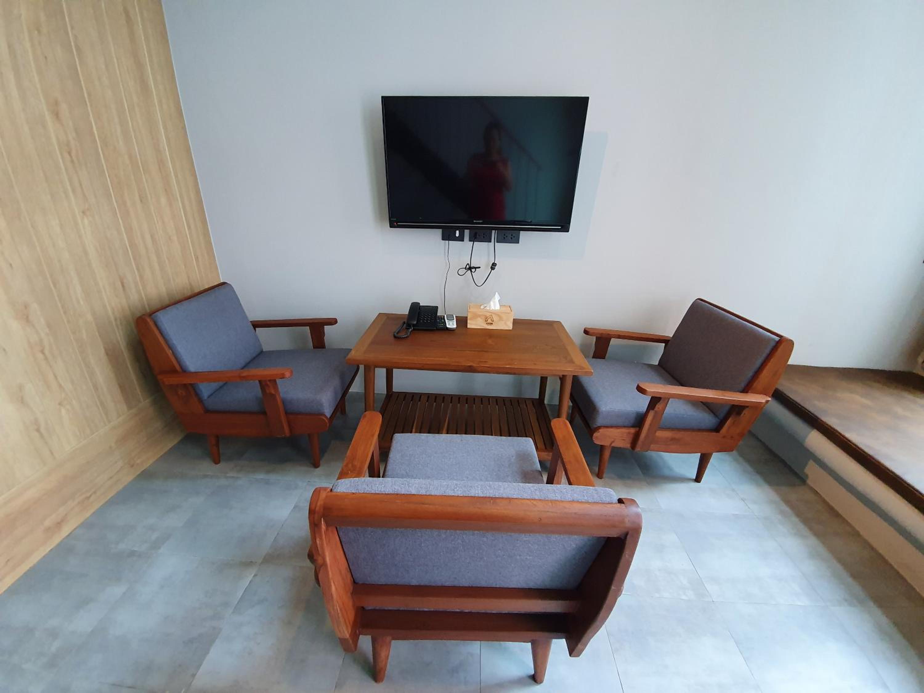 Suite with Pool View - Photo 10