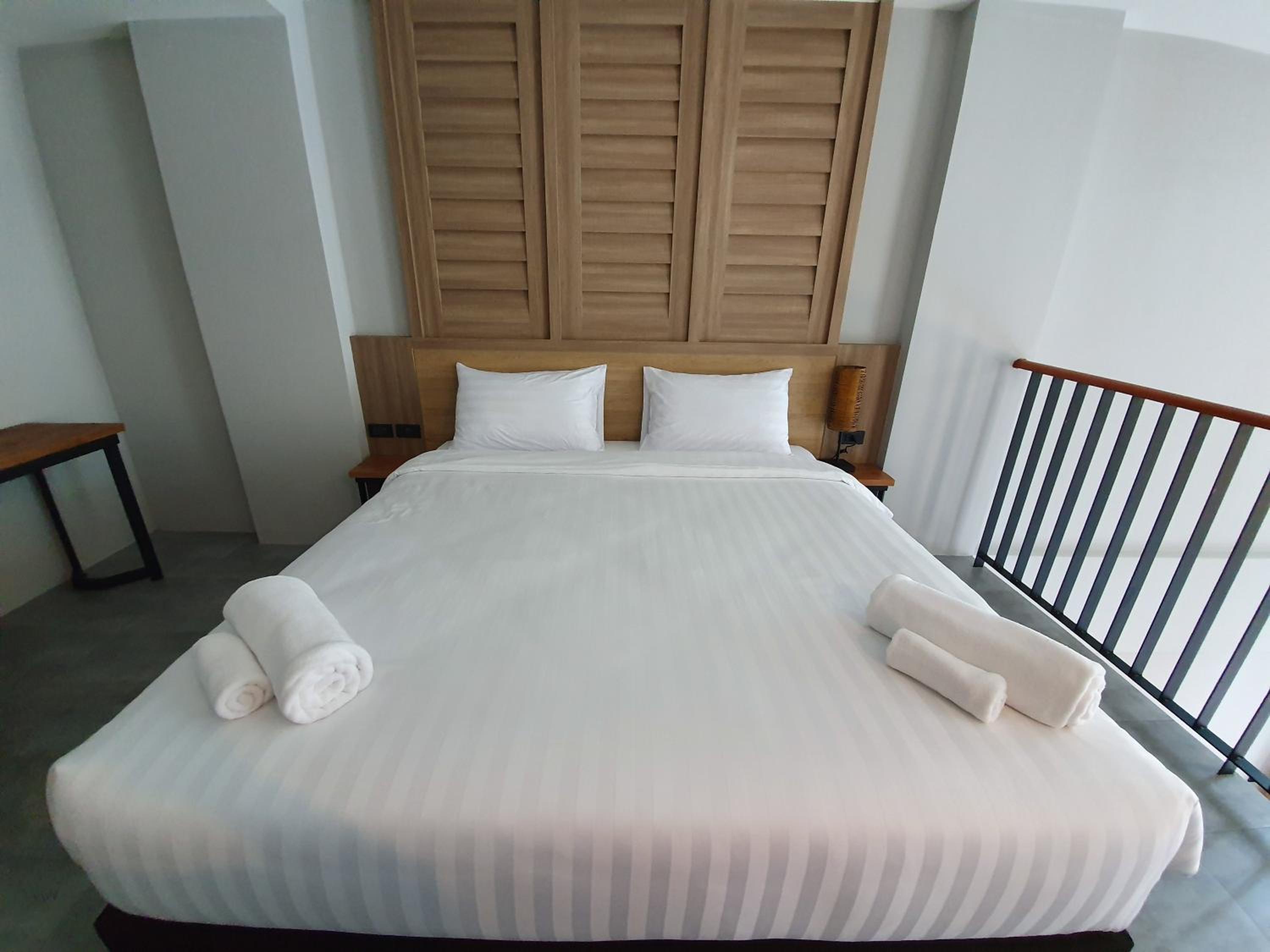 Suite with Pool View - Photo 7