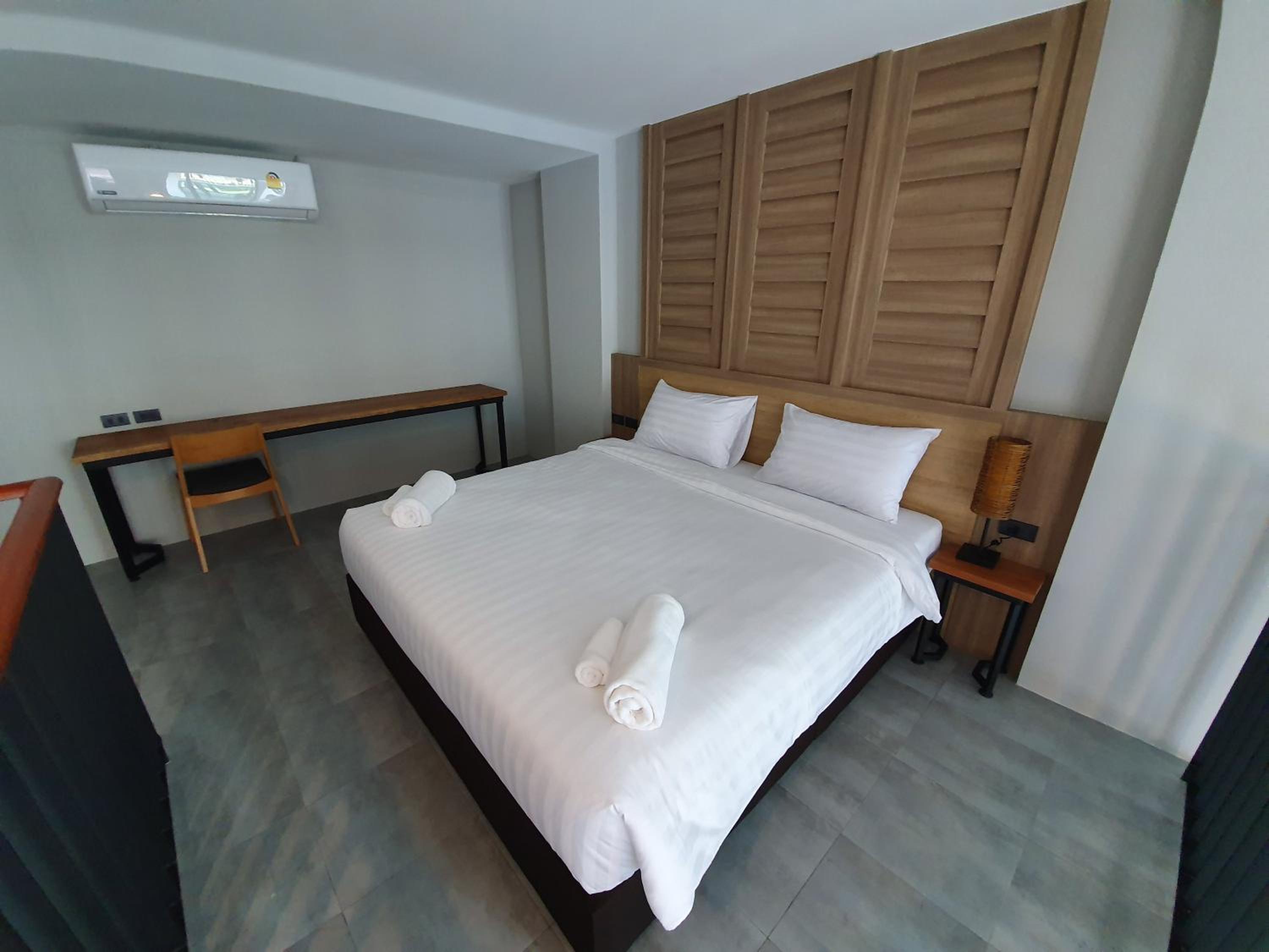 Suite with Pool View - Photo 6