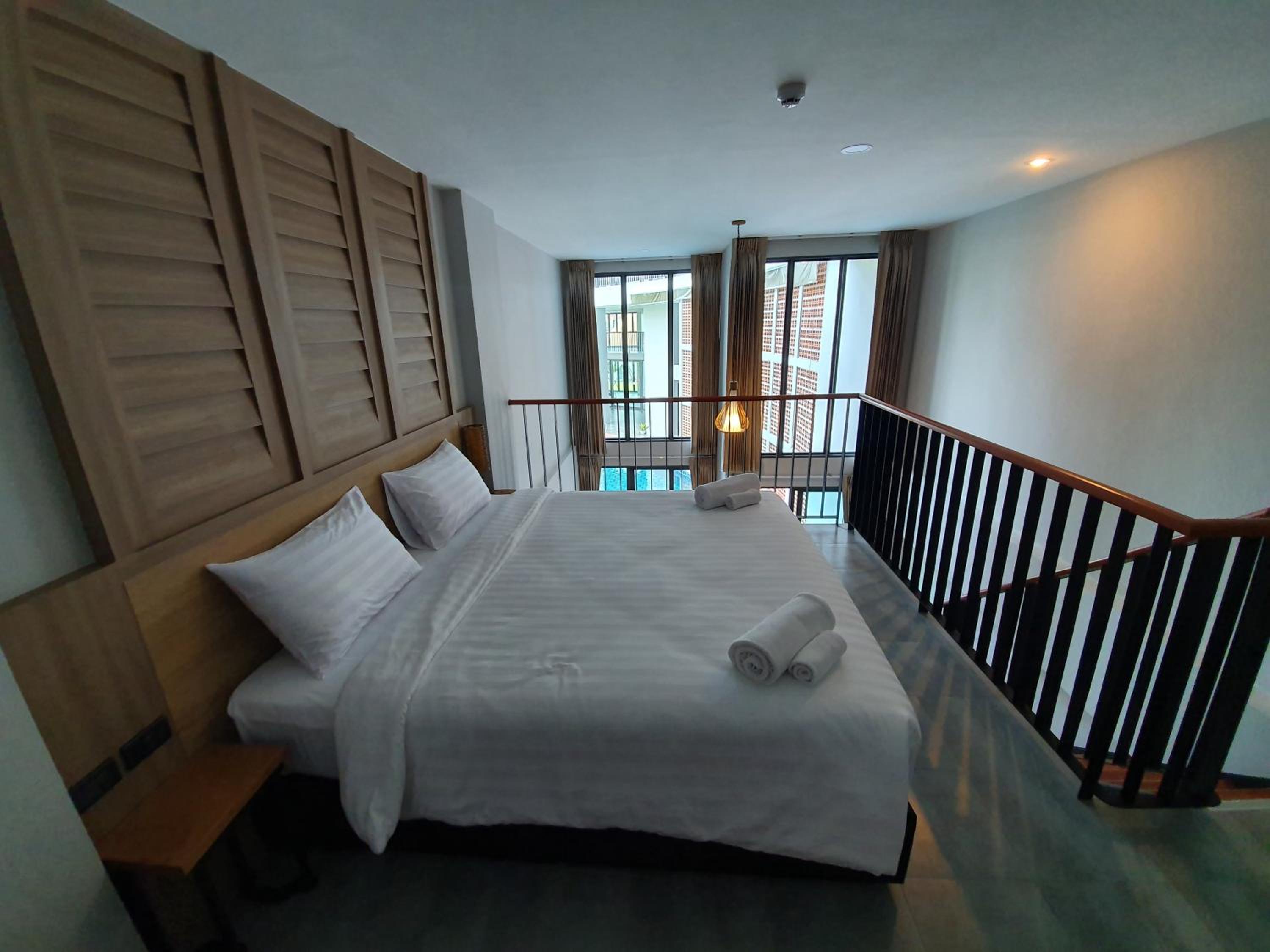 Suite with Pool View - Photo 4