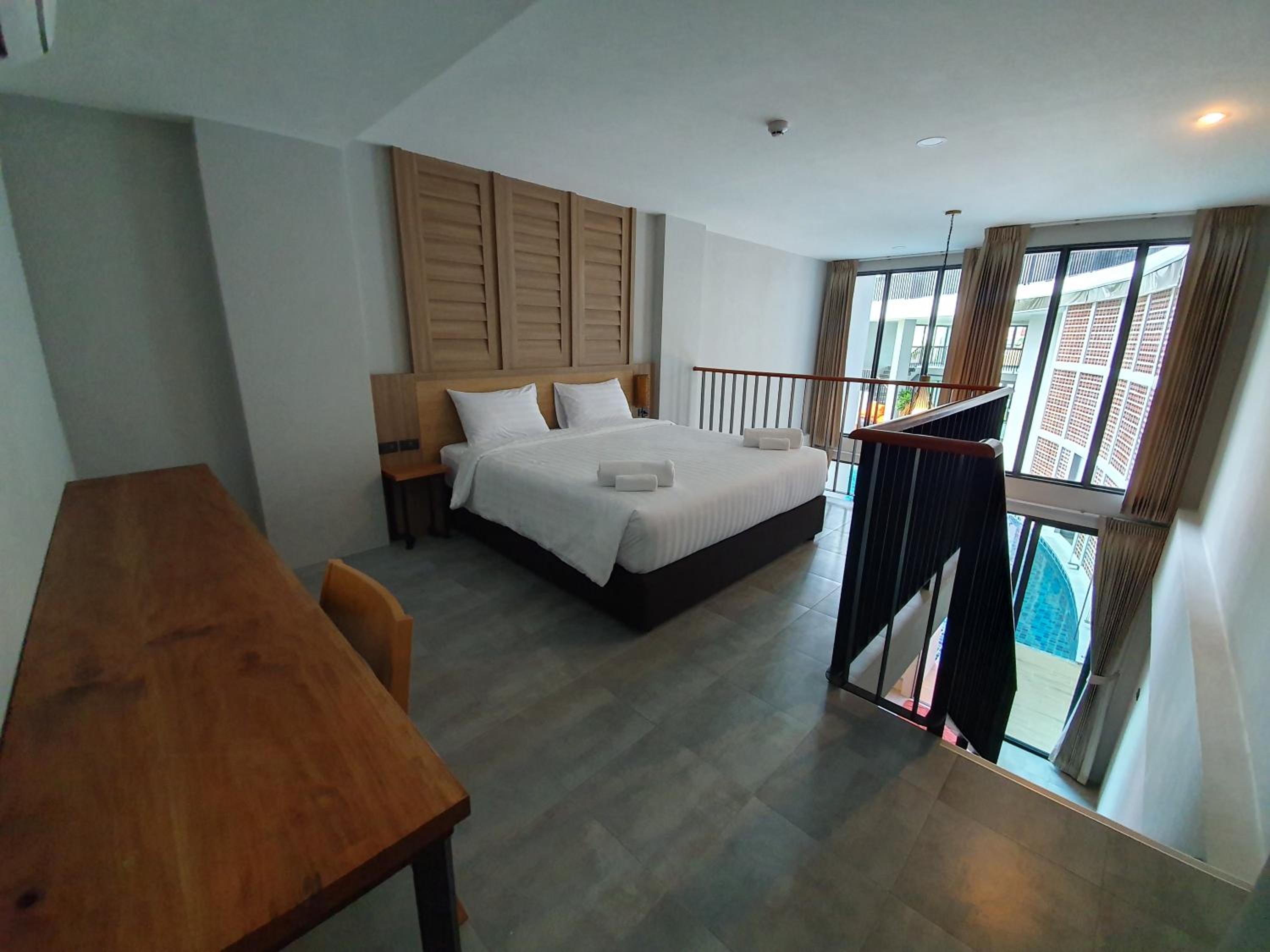 Suite with Pool View - Photo 3