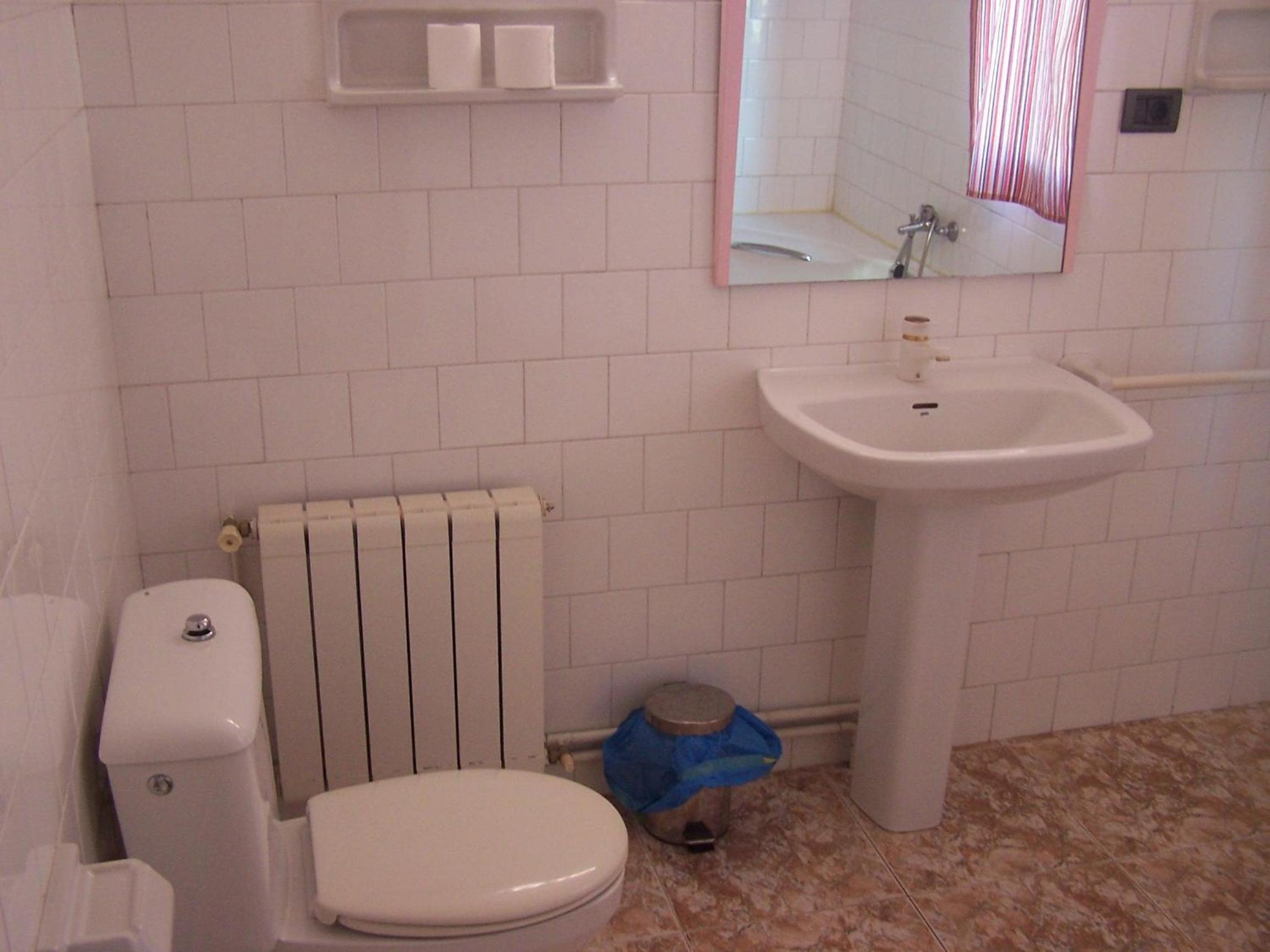 Five-Bedroom House photo 3