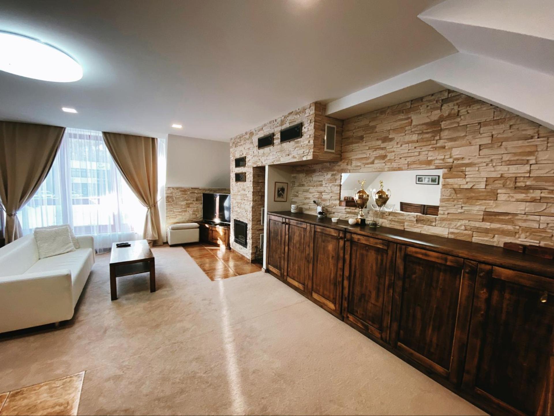 Apartment with Mountain View - Photo 2