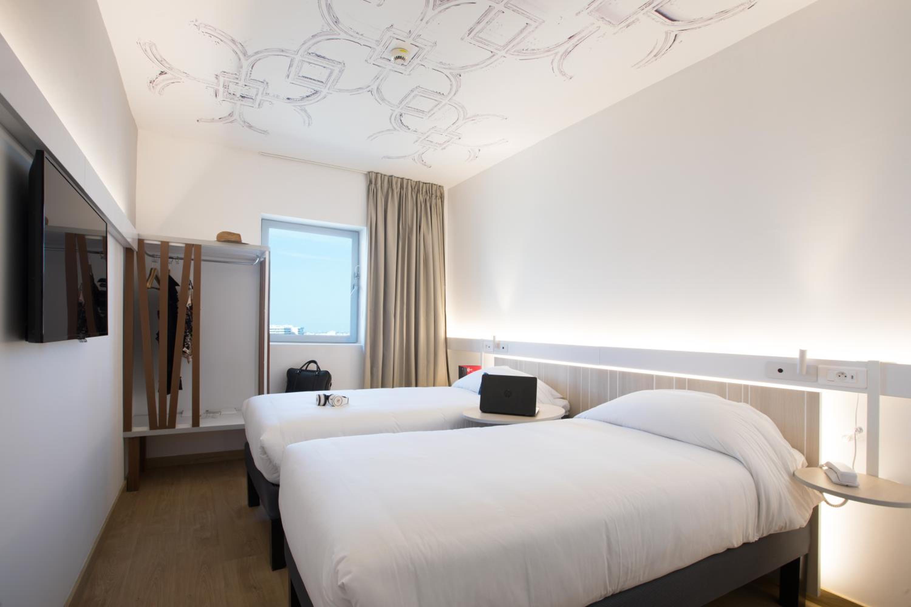 Agora Twin Room By Ibis - Photo 8
