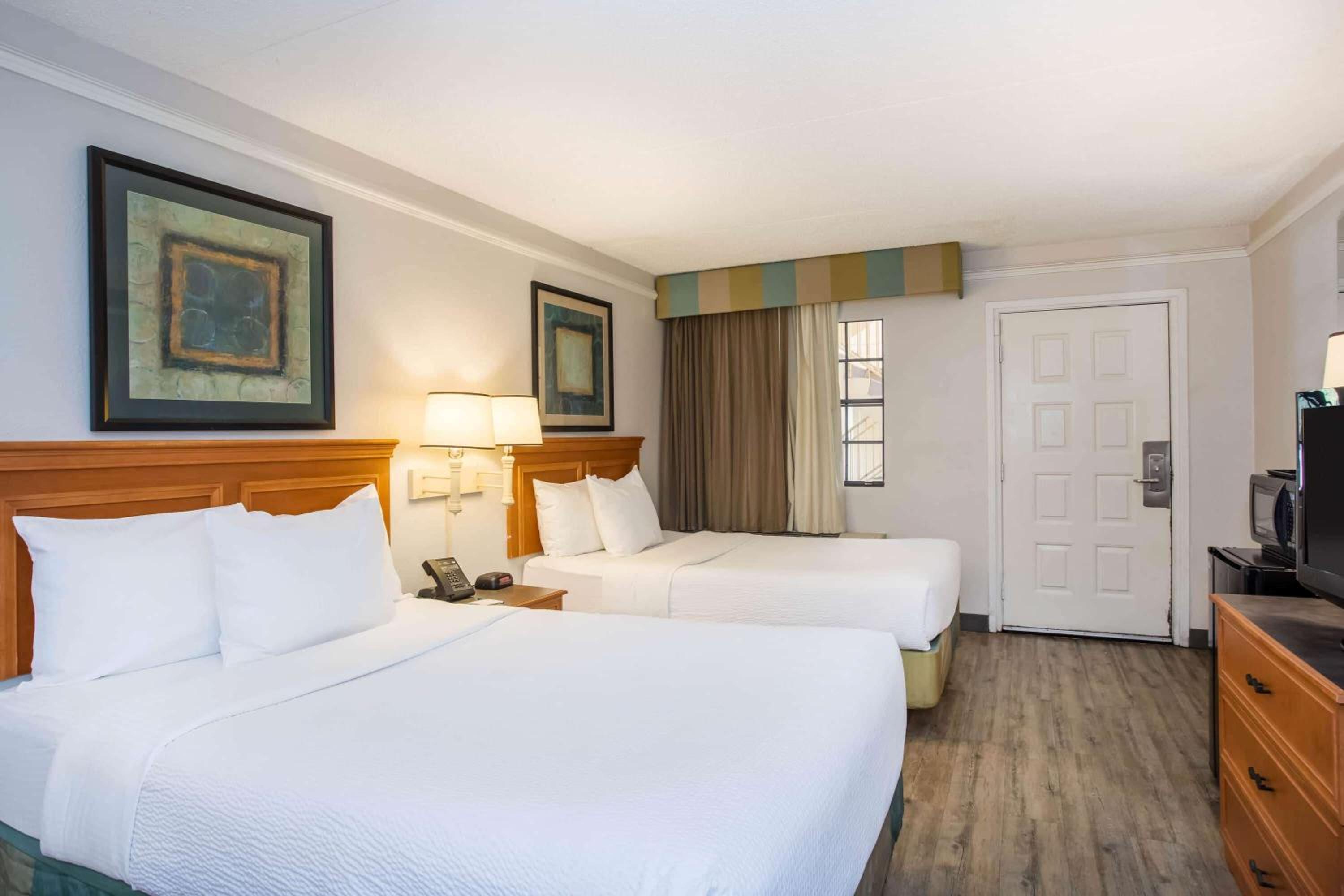 Deluxe Double Room with Two Double Beds - Non-Smoking photo 3
