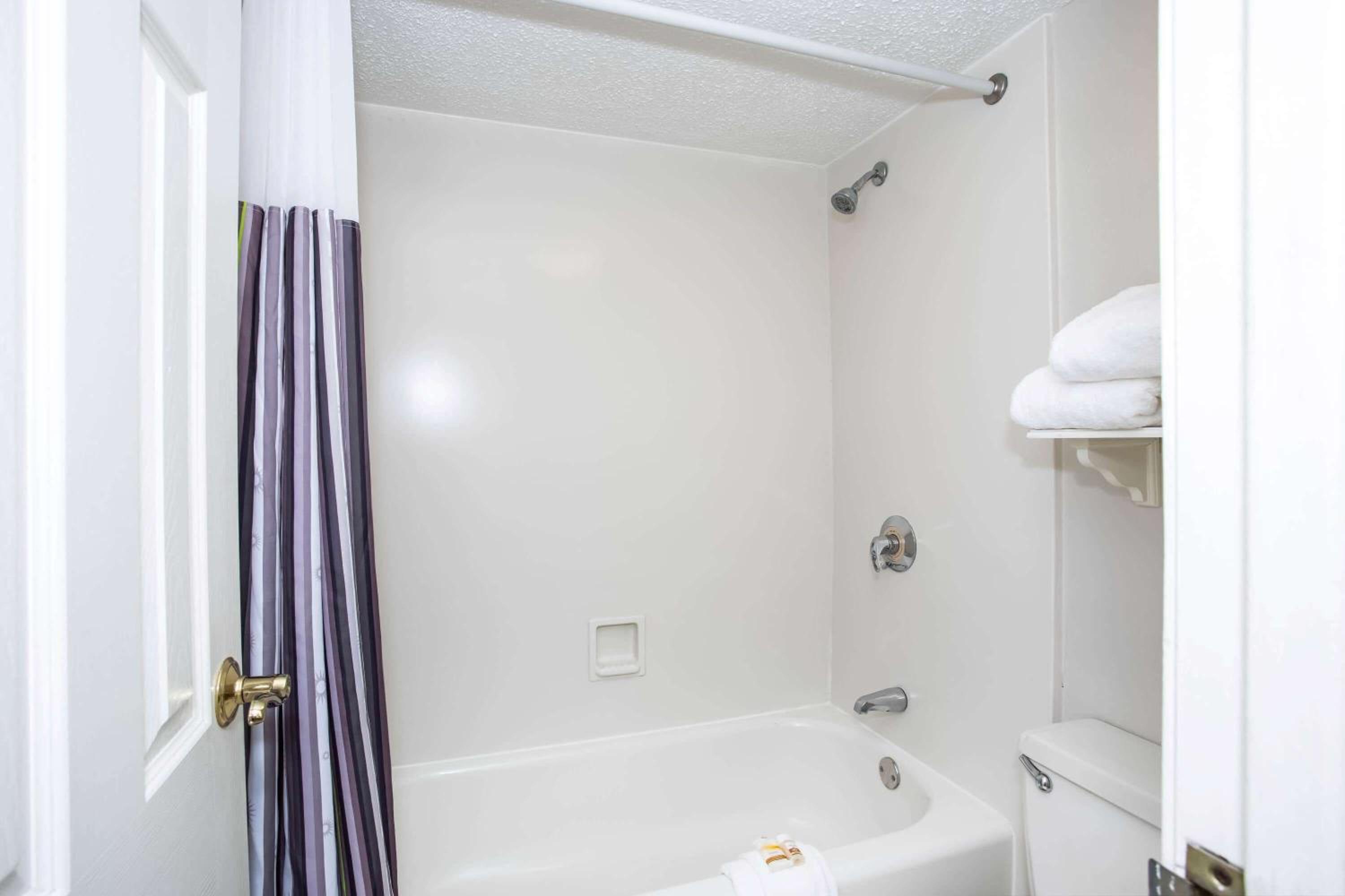 Deluxe King Room - Non-Smoking photo 2