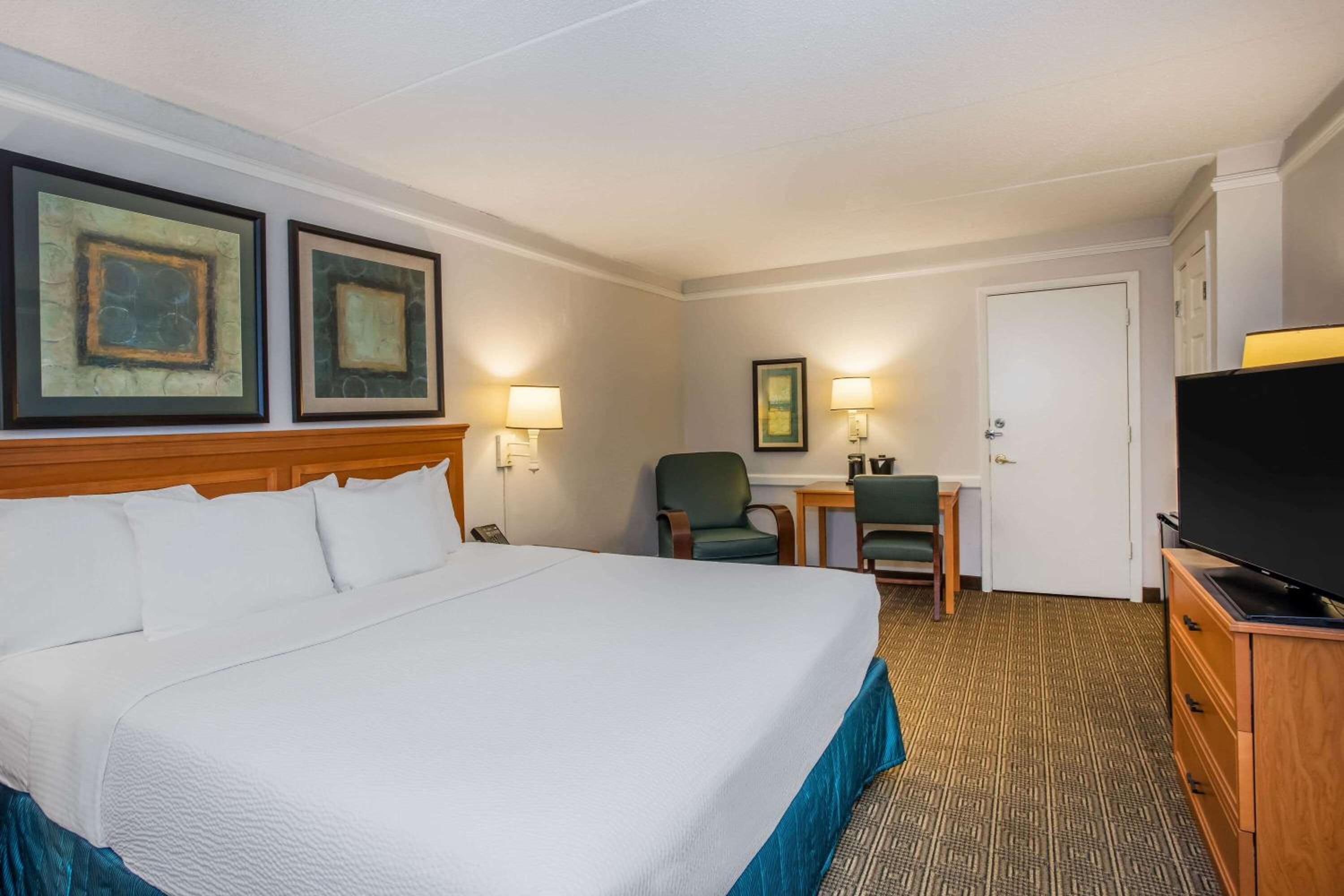 King Room with Bath Tub - Mobility/Hearing Accessible - Non-Smoking photo 2