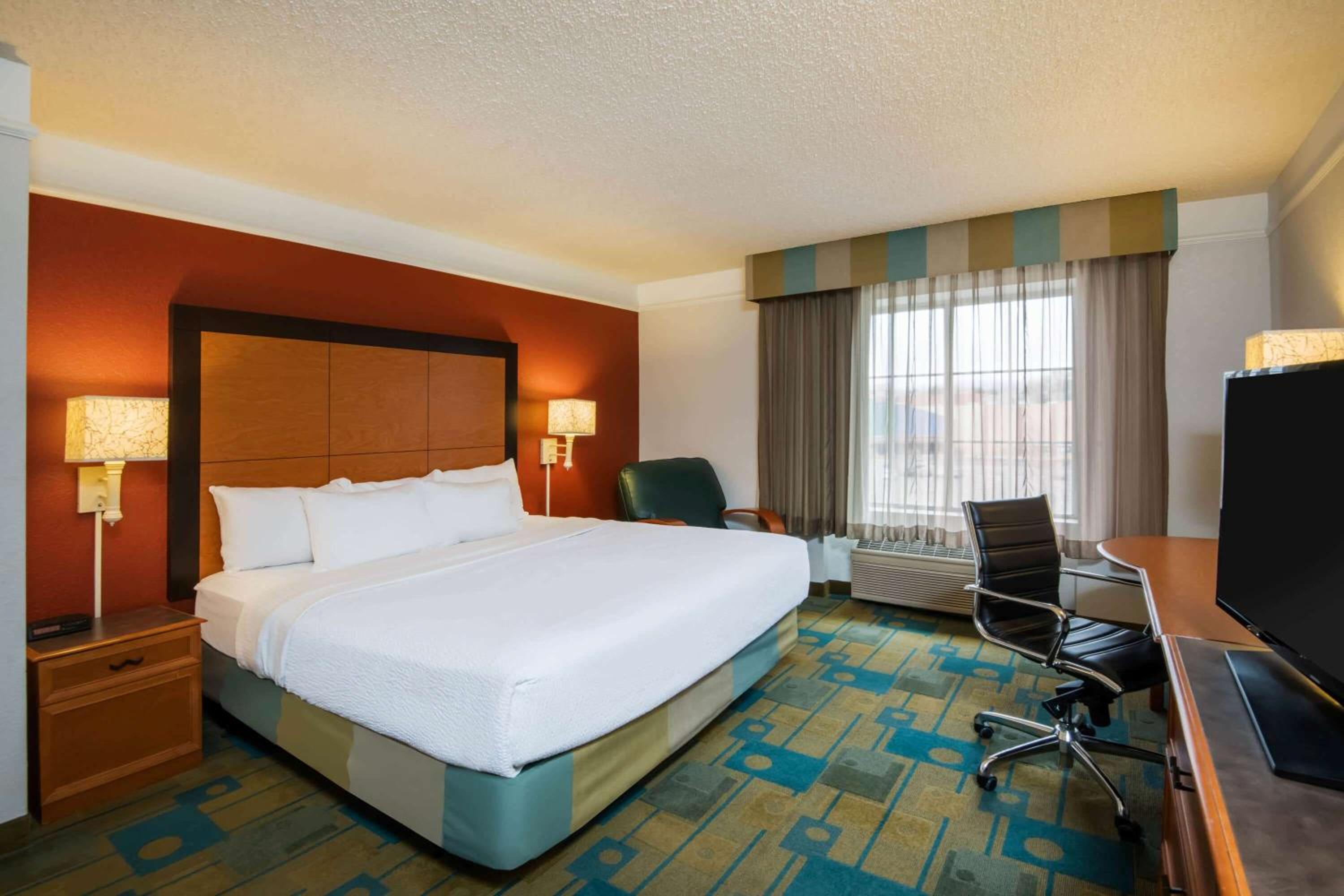 Deluxe King Room - Photo 5