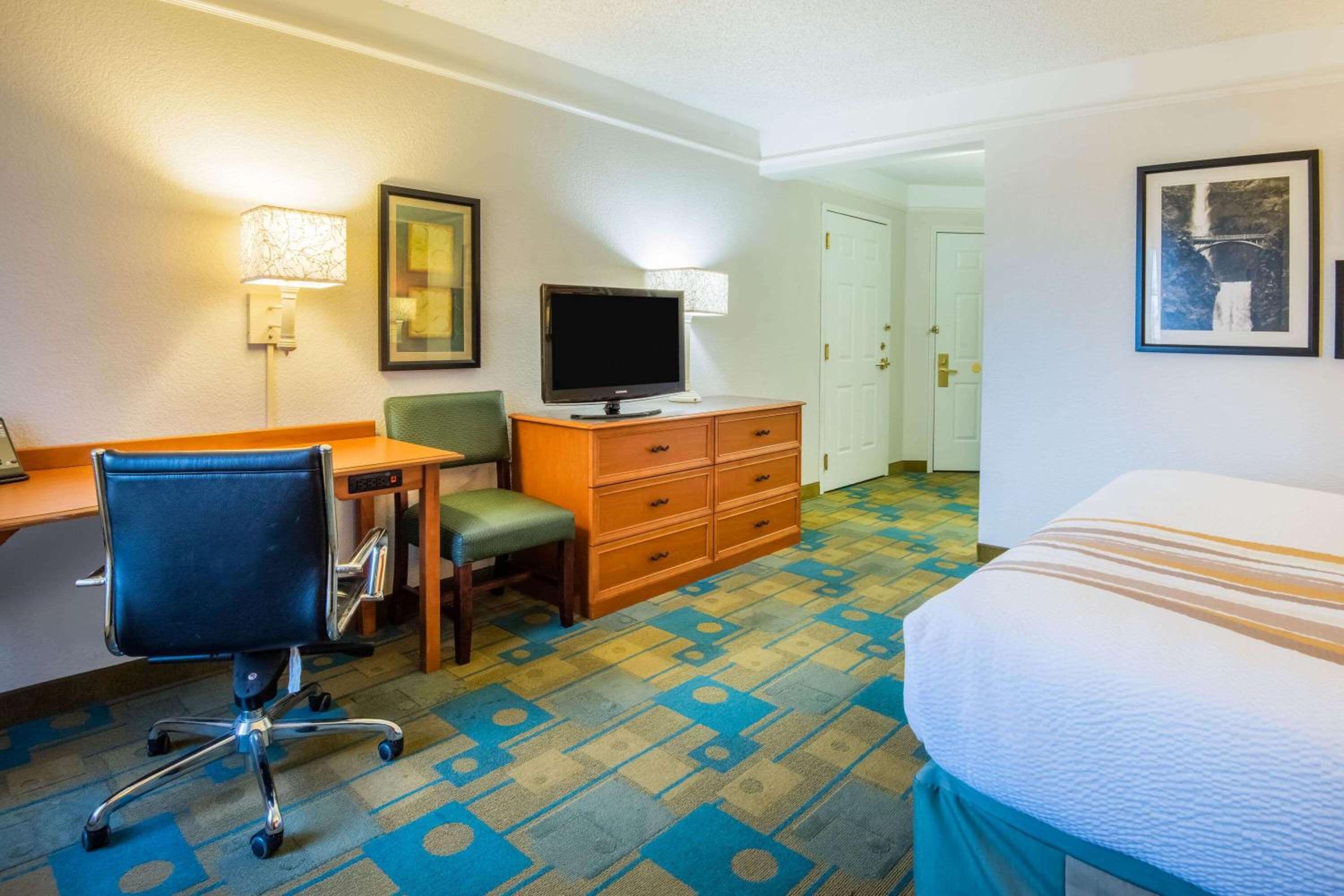 King Room with Bath Tub - Mobility Accessible/Non-Smoking - Photo 4