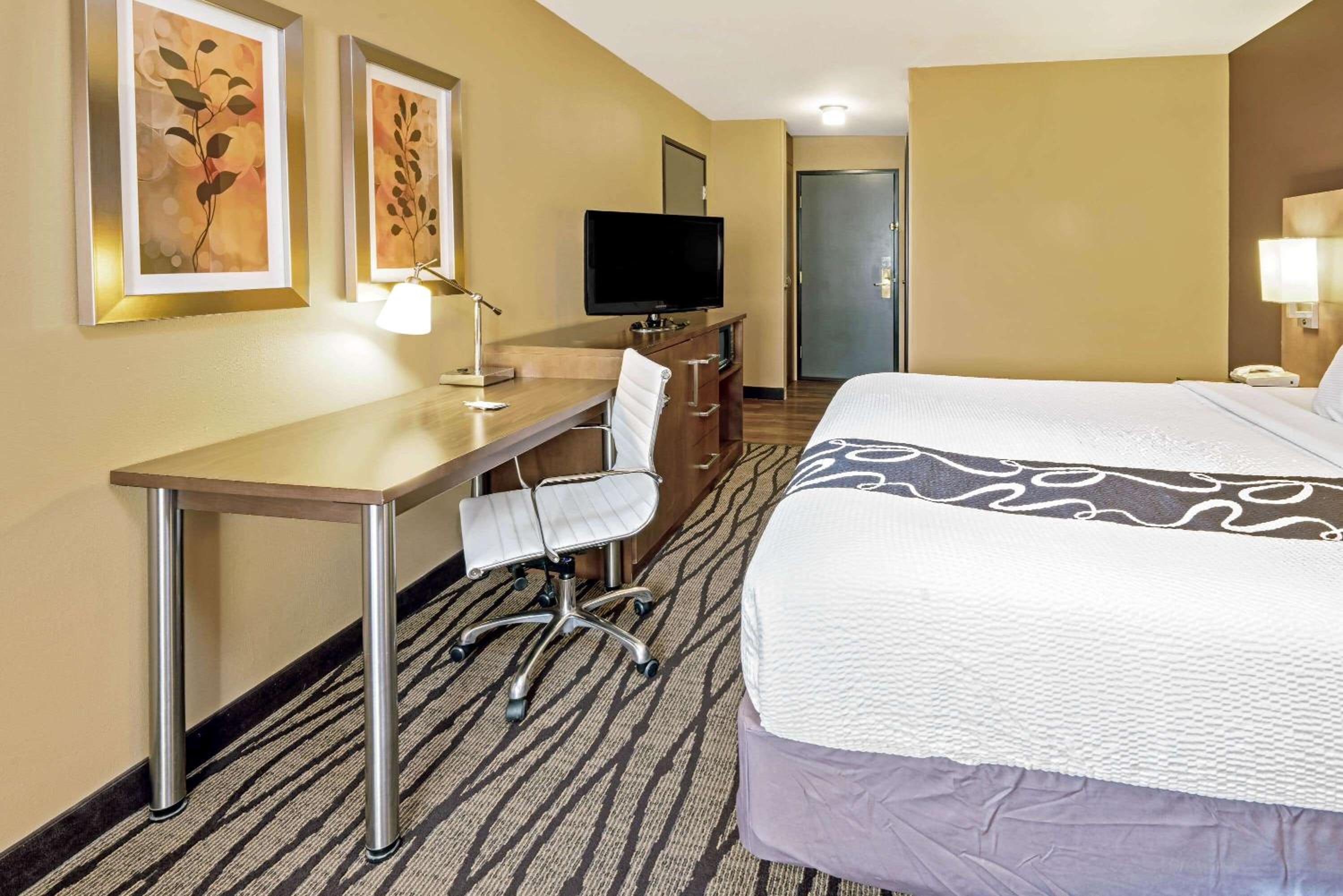 Deluxe King Room - Photo 3