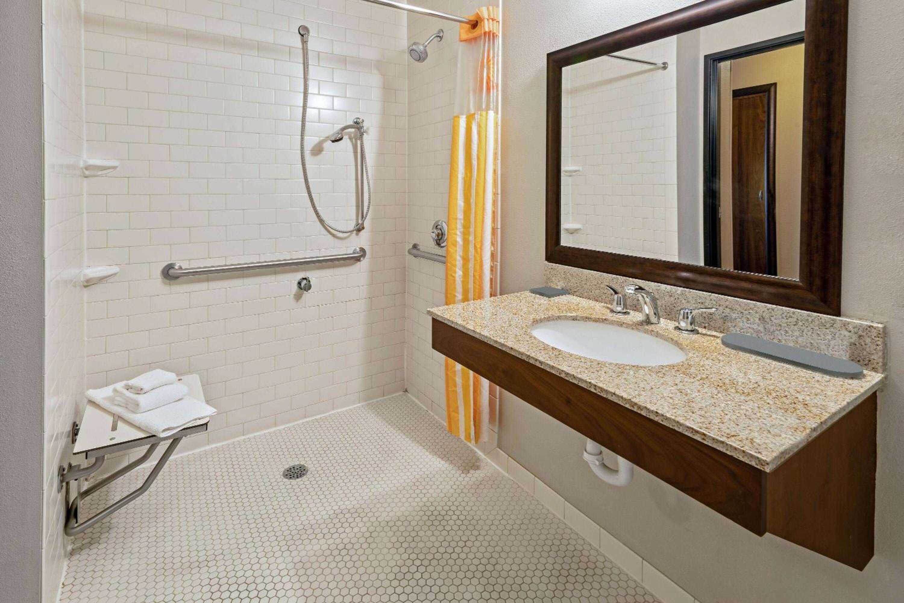 Queen Room - Disability Access - Photo 3