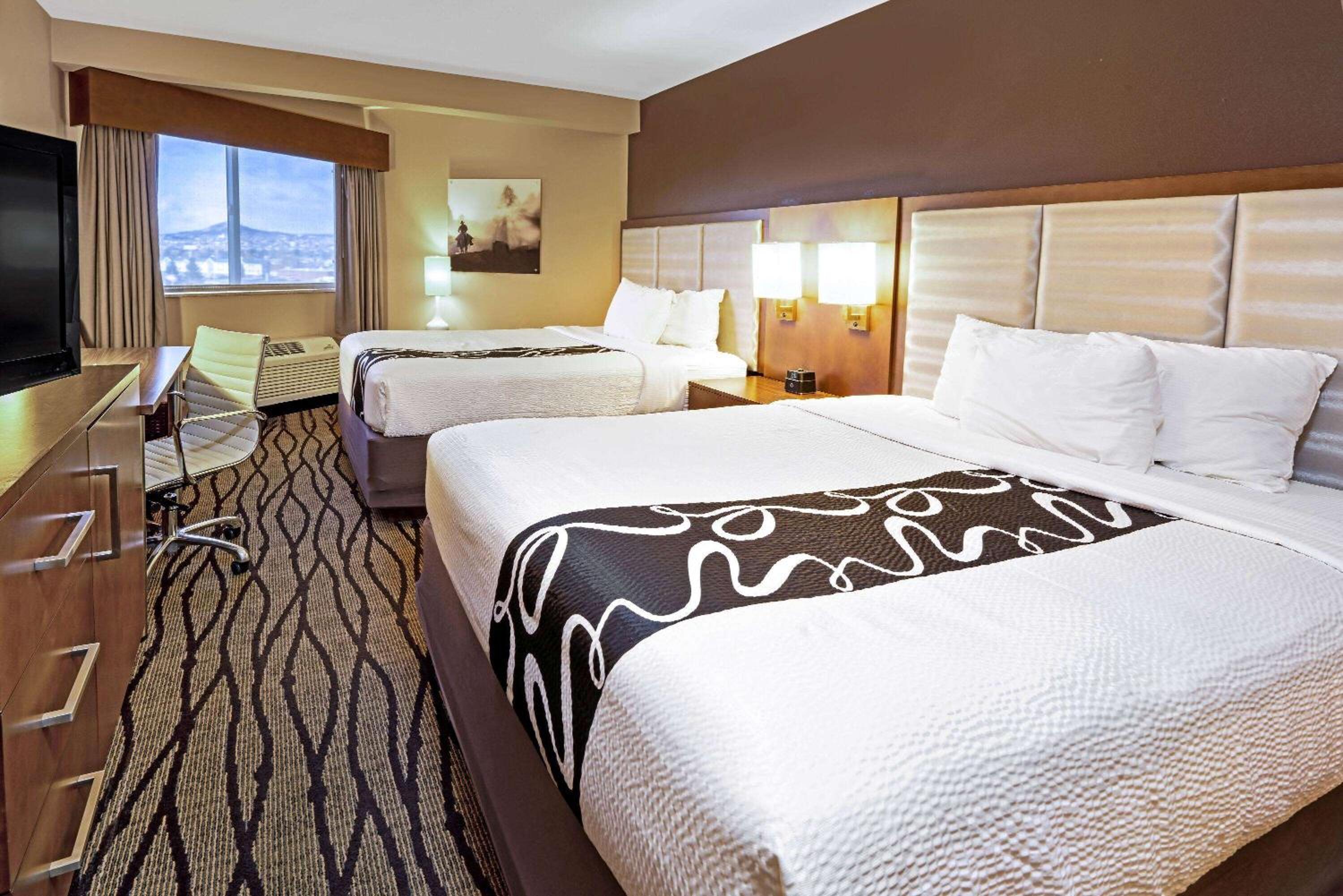 Deluxe Queen Room with Two Queen Beds - Photo 3