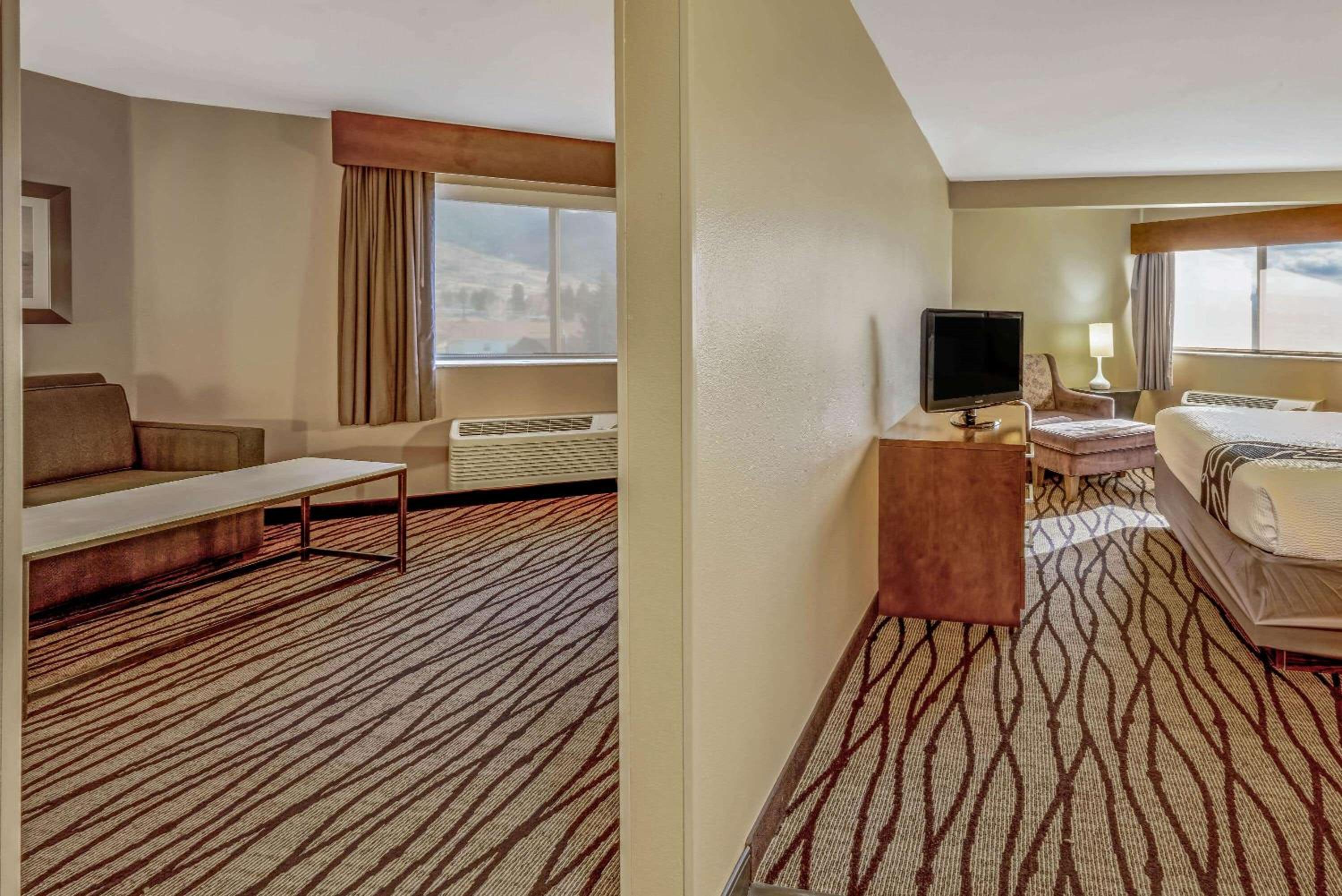 Deluxe King Suite with City/Mountain View - Non-Smoking - Photo 4