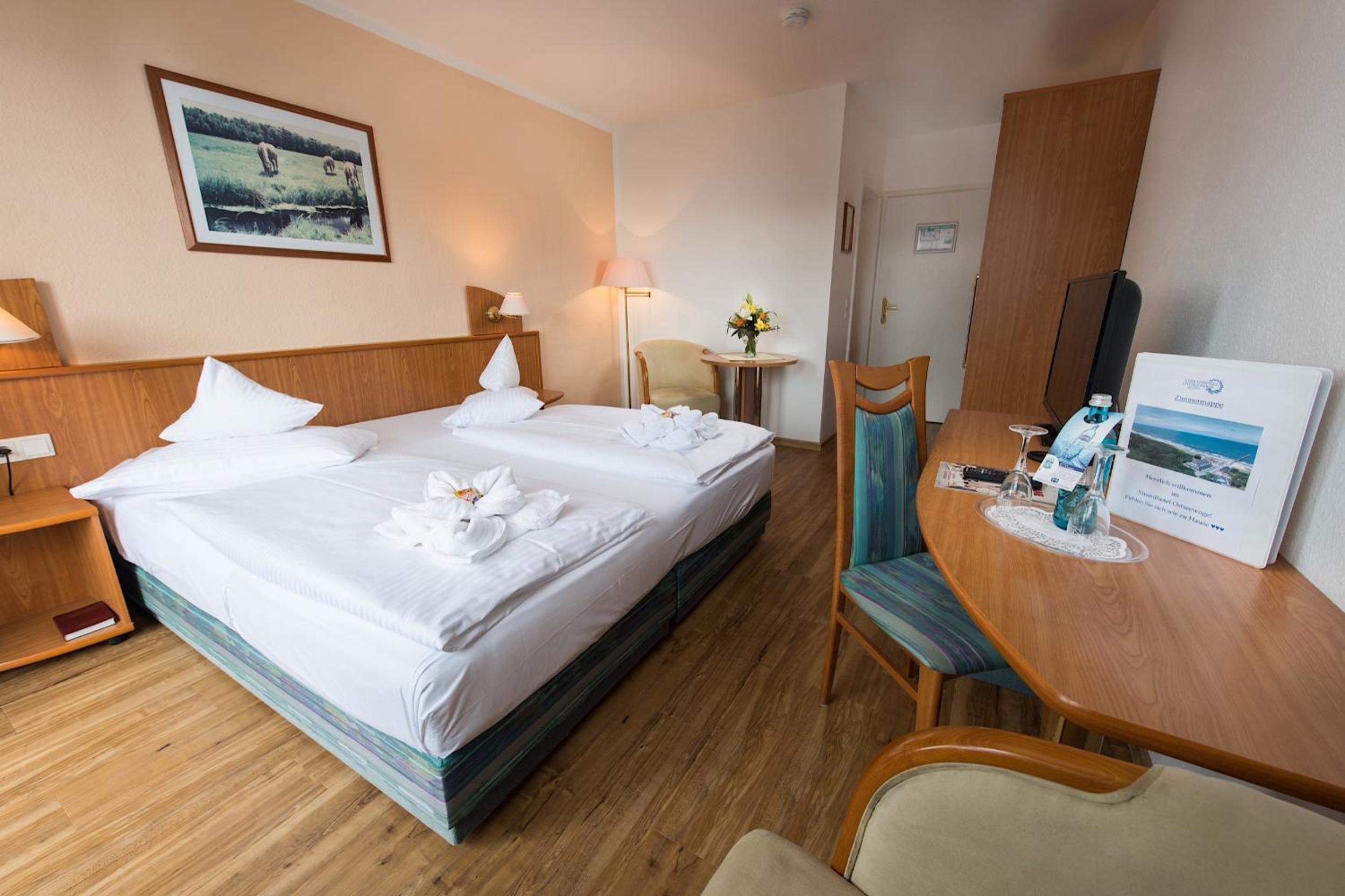 Deluxe Double Room with Side Sea View