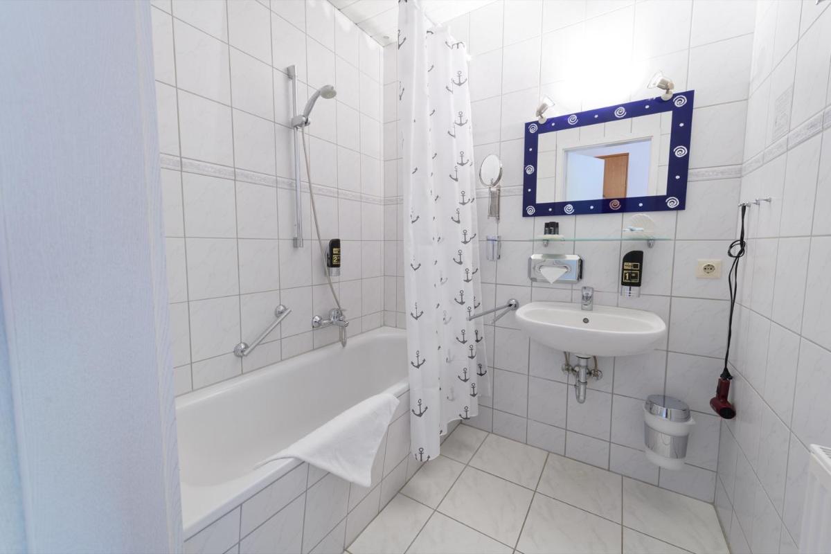 Deluxe Double Room with Side Sea View photo 3