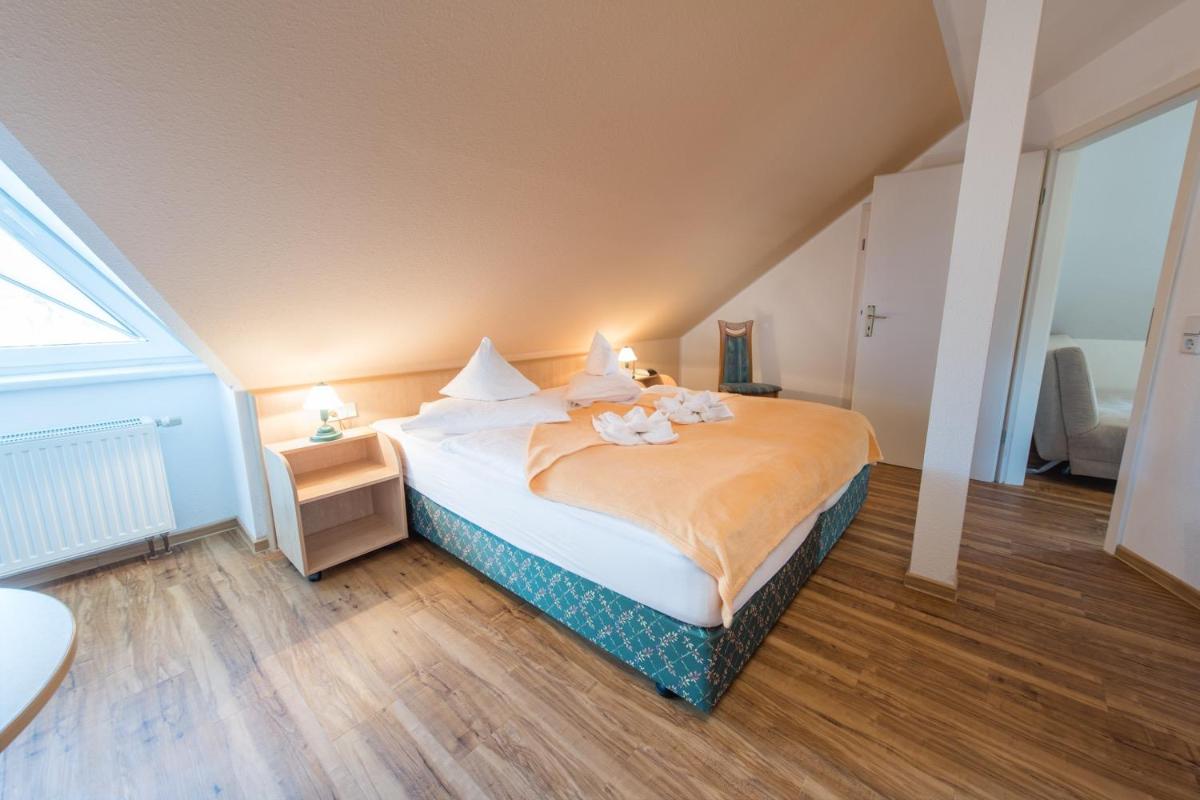 Junior Suite with Side Sea View