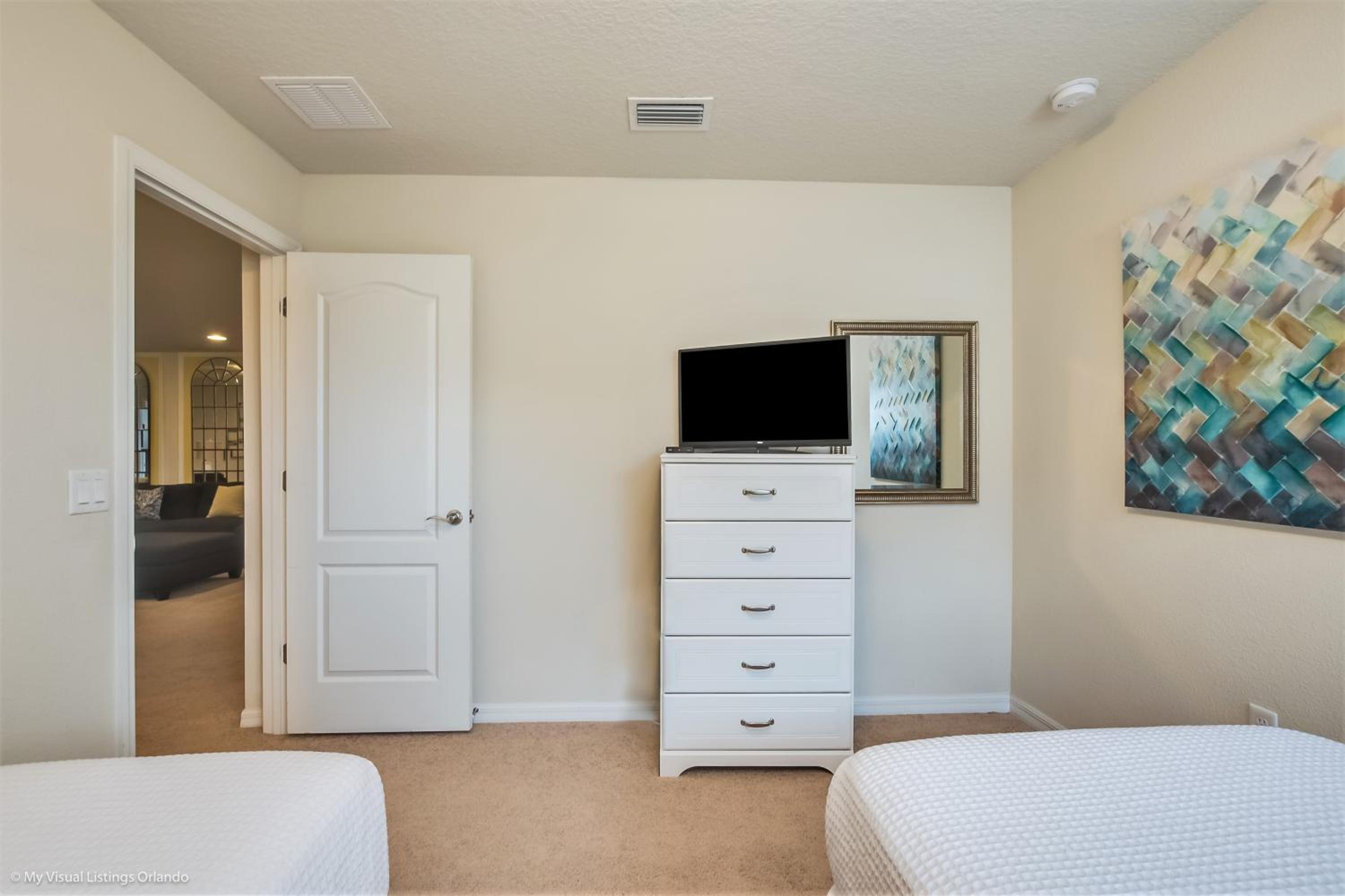 Eight-Bedroom House - Photo 18