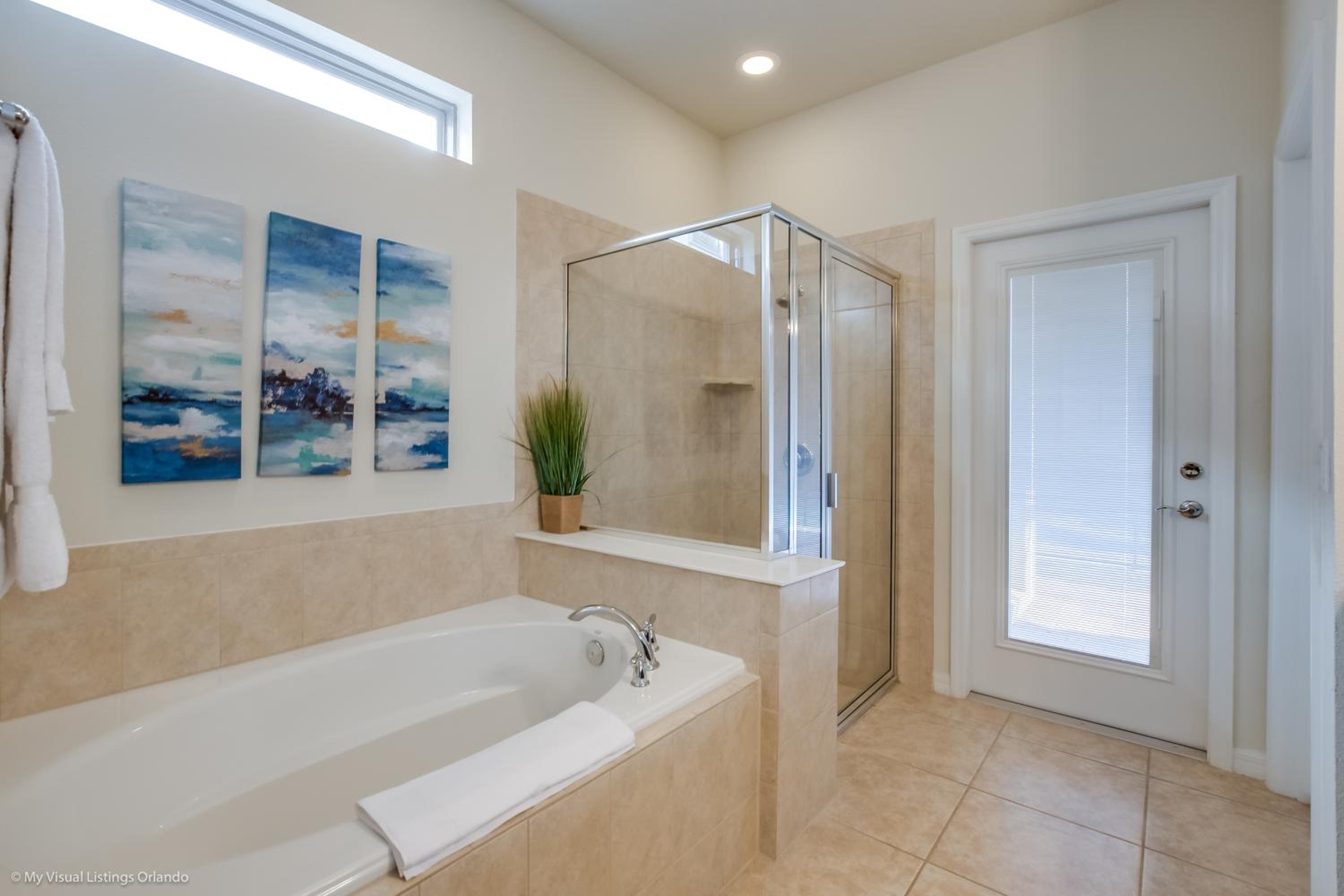 Eight-Bedroom House - Photo 39