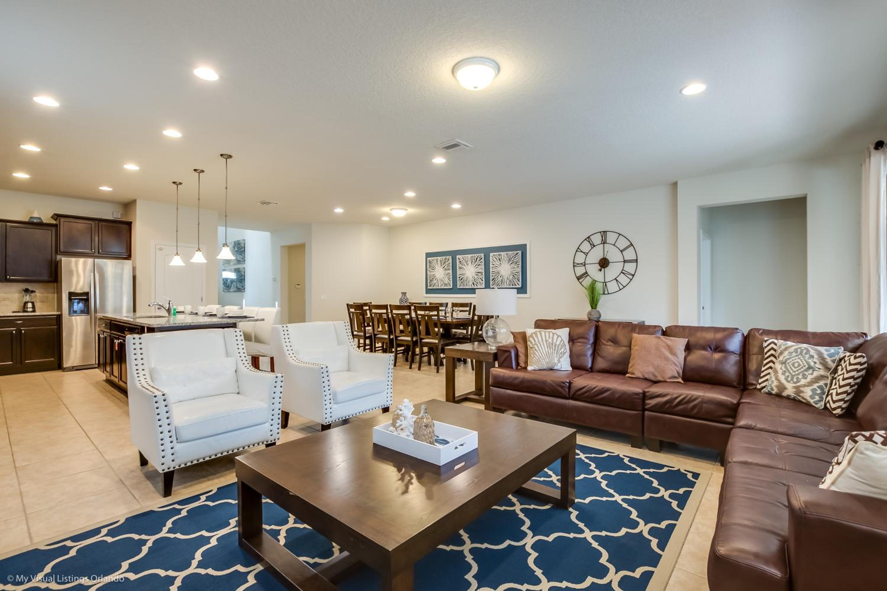Eight-Bedroom House - Photo 47