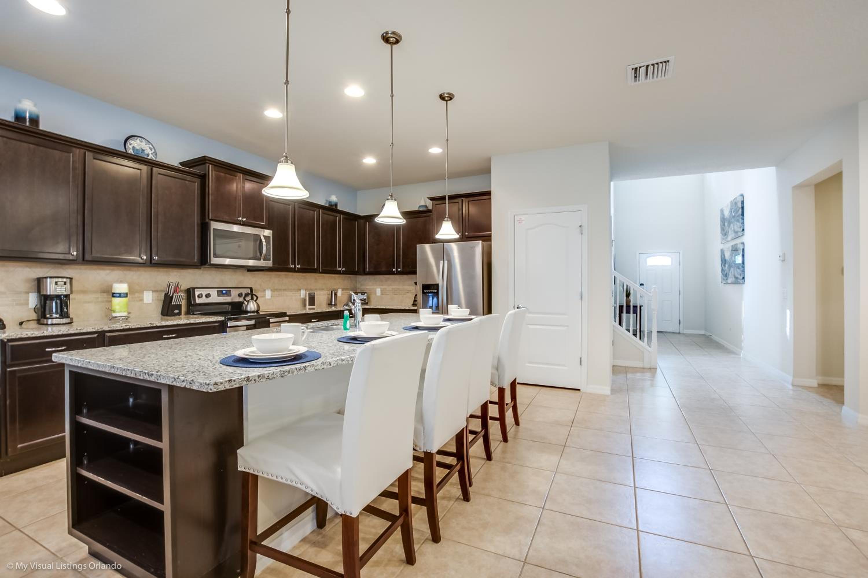 Eight-Bedroom House - Photo 45