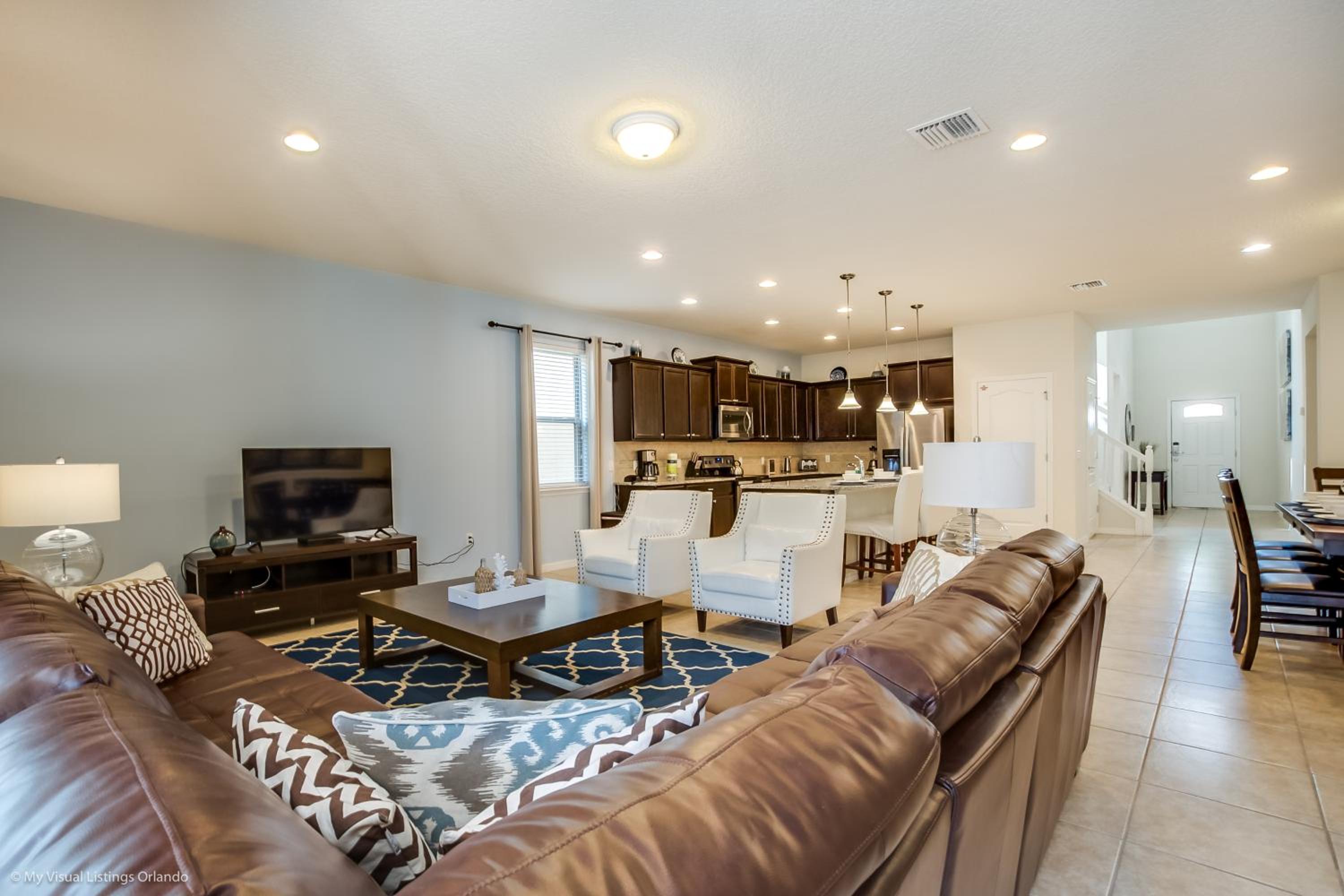 Eight-Bedroom House - Photo 46