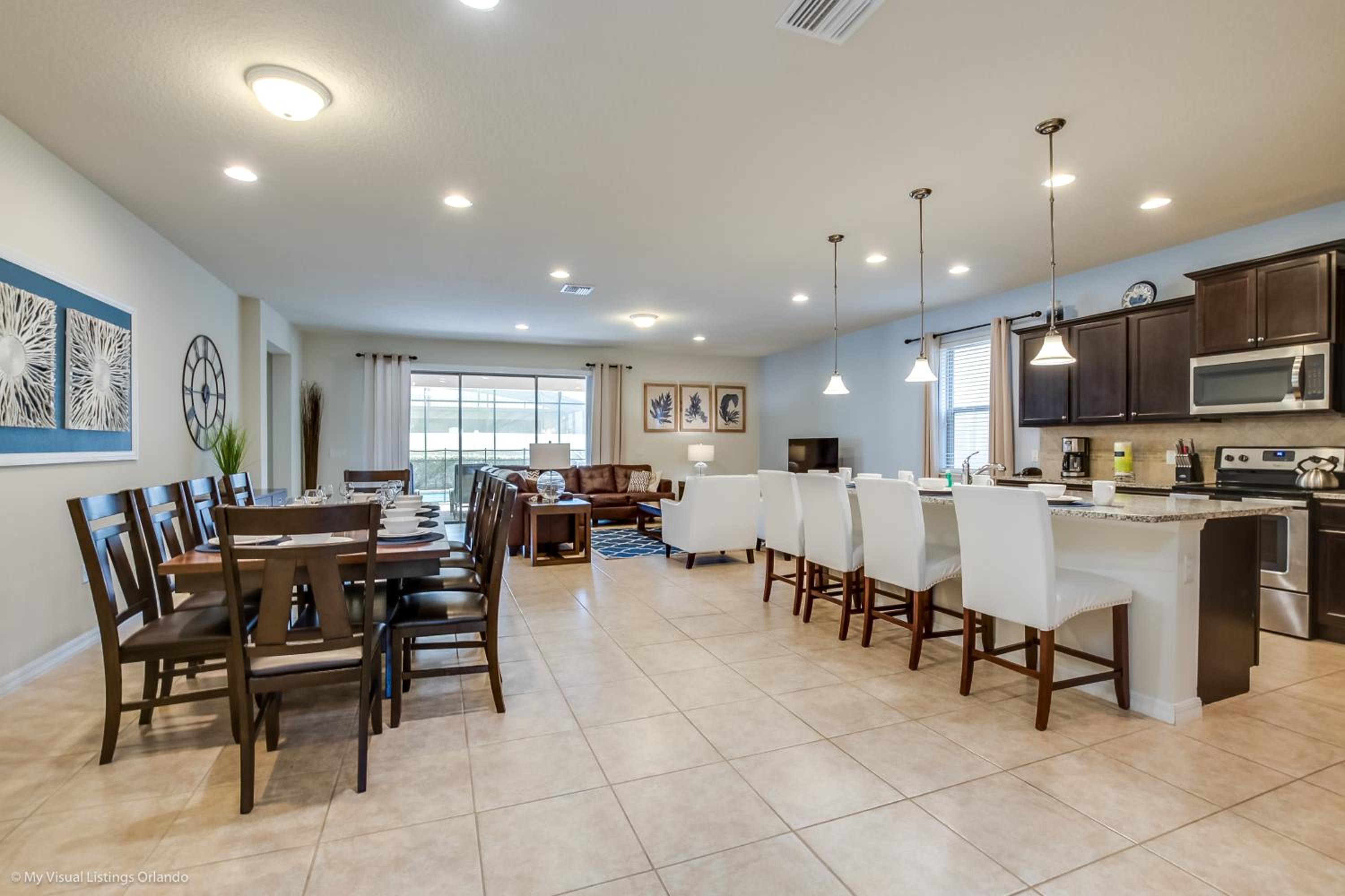 Eight-Bedroom House - Photo 44