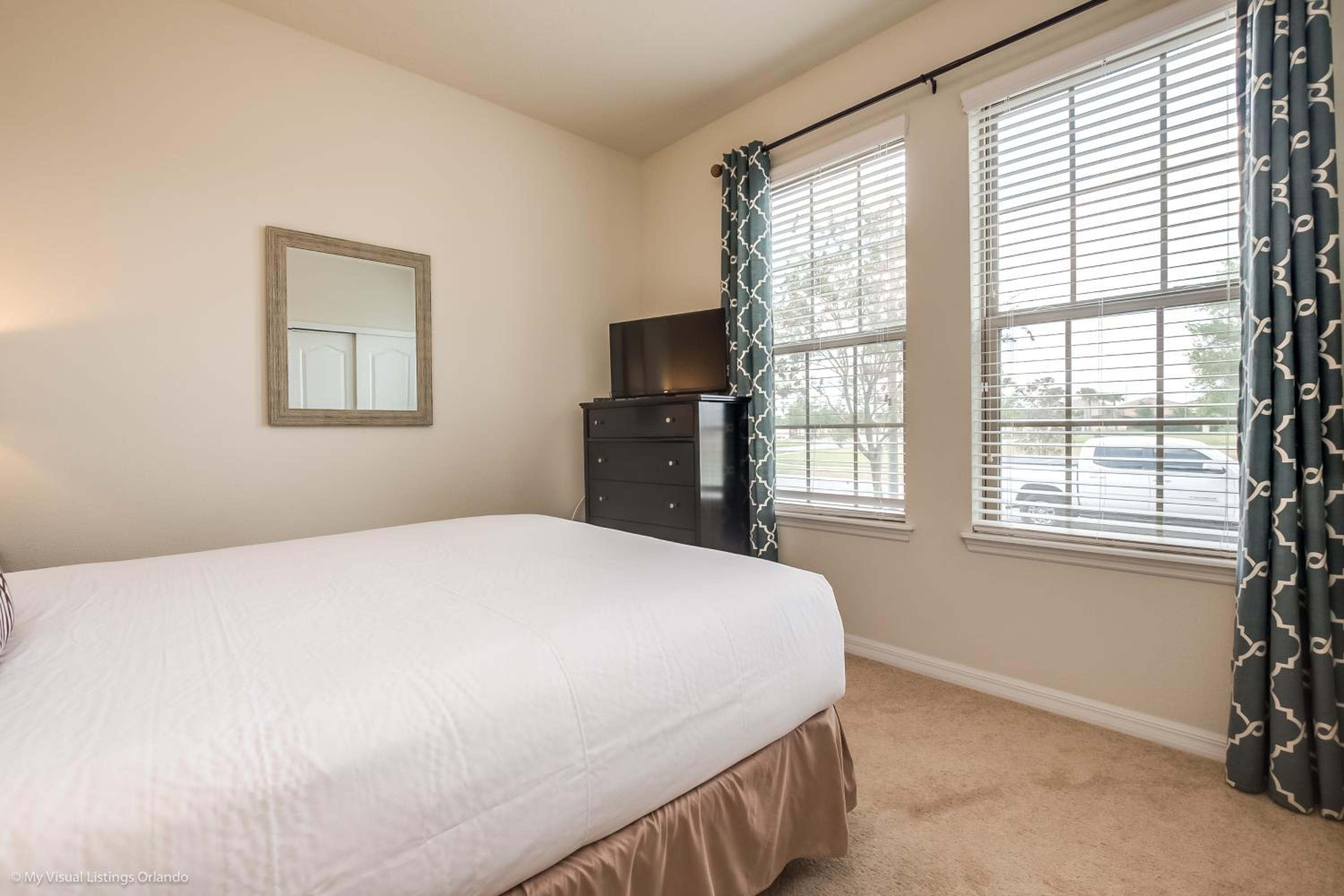 Eight-Bedroom House - Photo 36
