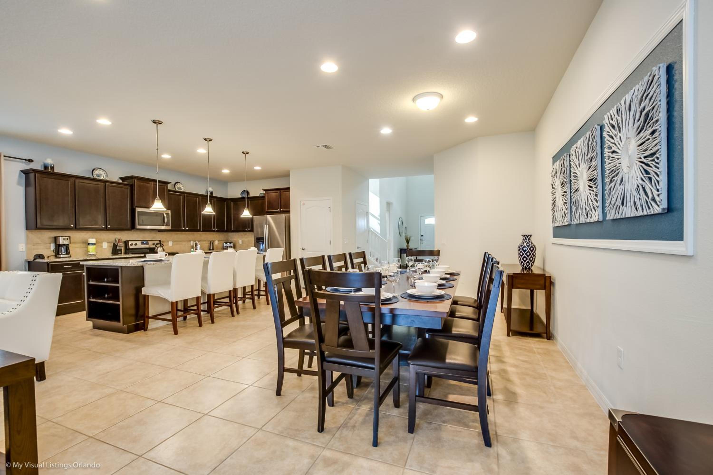 Eight-Bedroom House - Photo 43