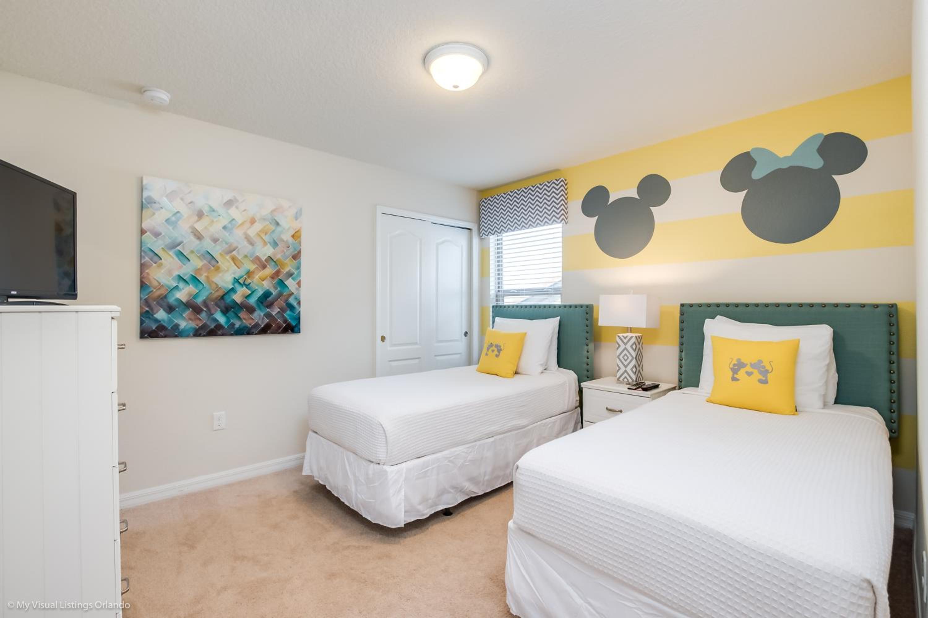 Eight-Bedroom House - Photo 19