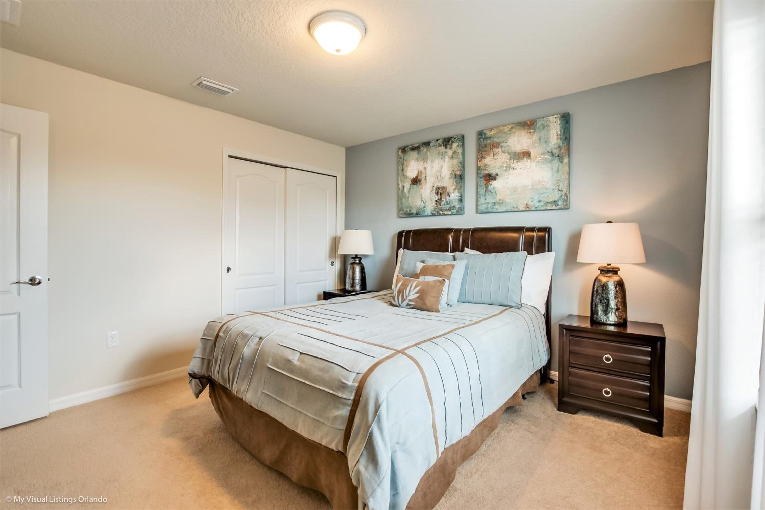 Eight-Bedroom House - Photo 23