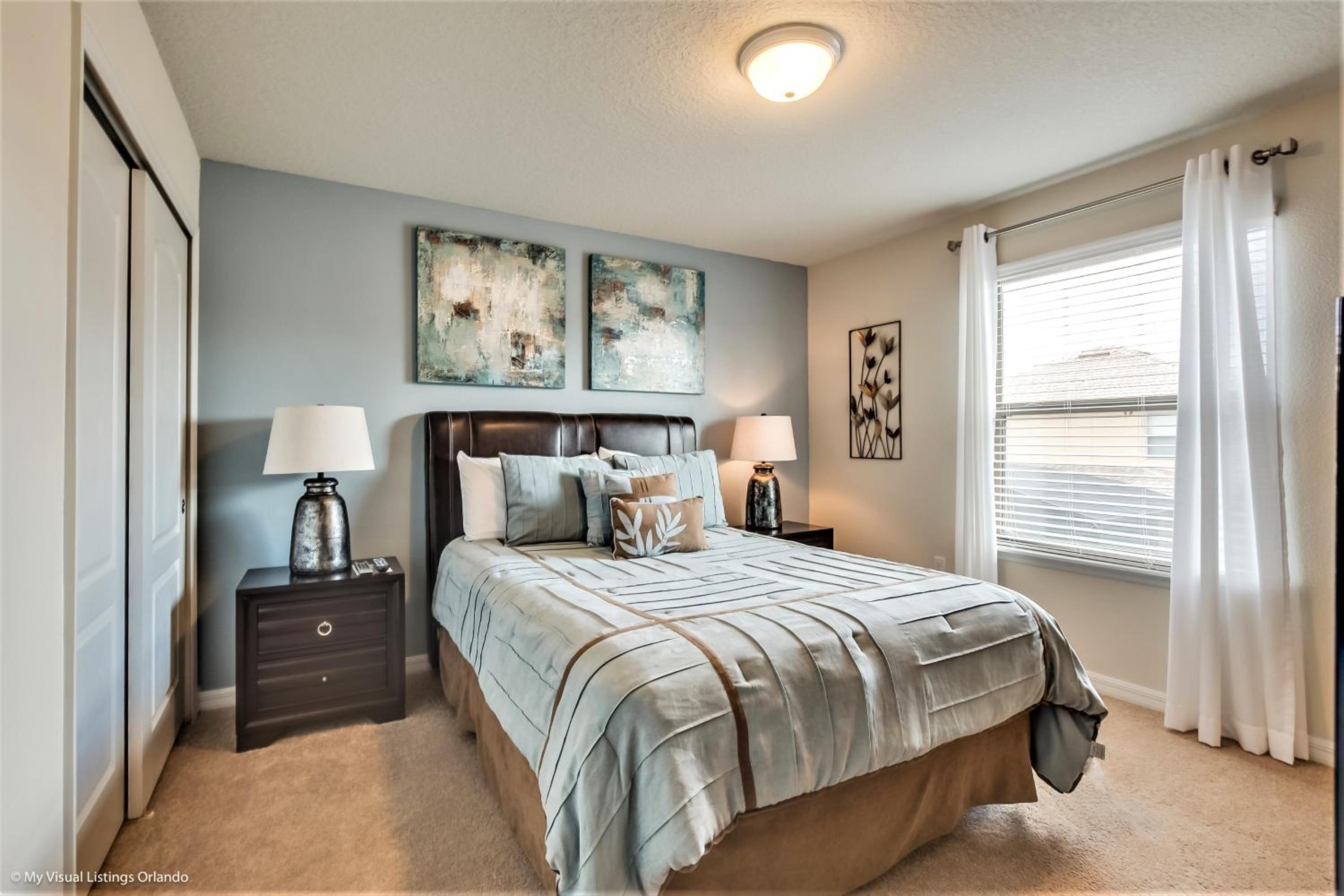 Eight-Bedroom House - Photo 24