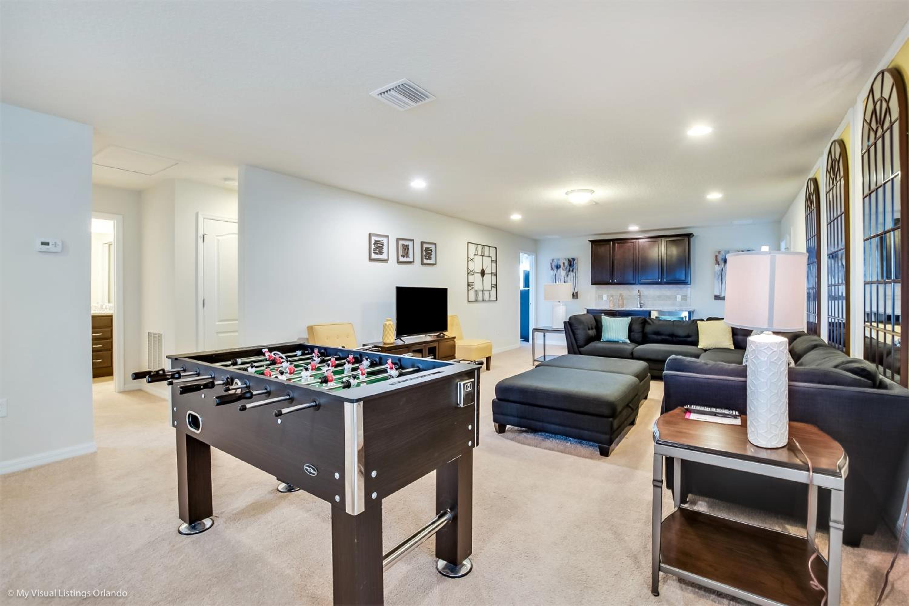 Eight-Bedroom House - Photo 34