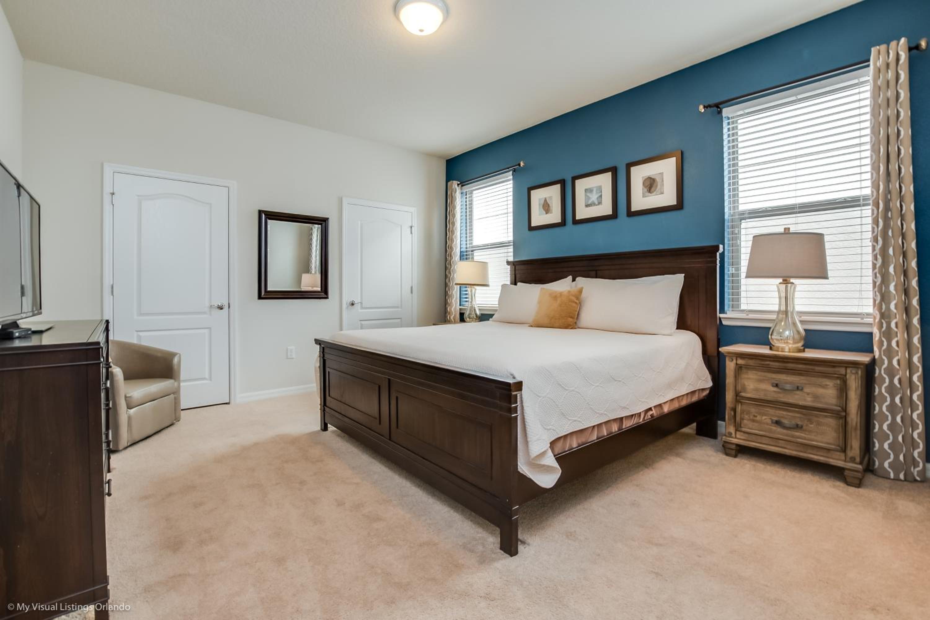 Eight-Bedroom House - Photo 32